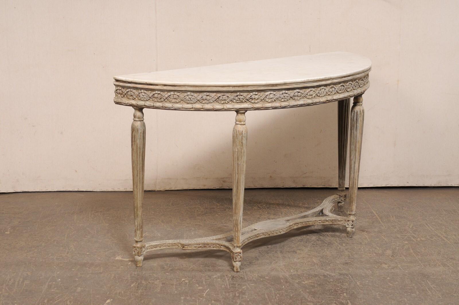 Französische schön detaillierte hölzerne Demi-Lune mit originalem Zobeldeckel, Ende 18. (Marmor) im Angebot