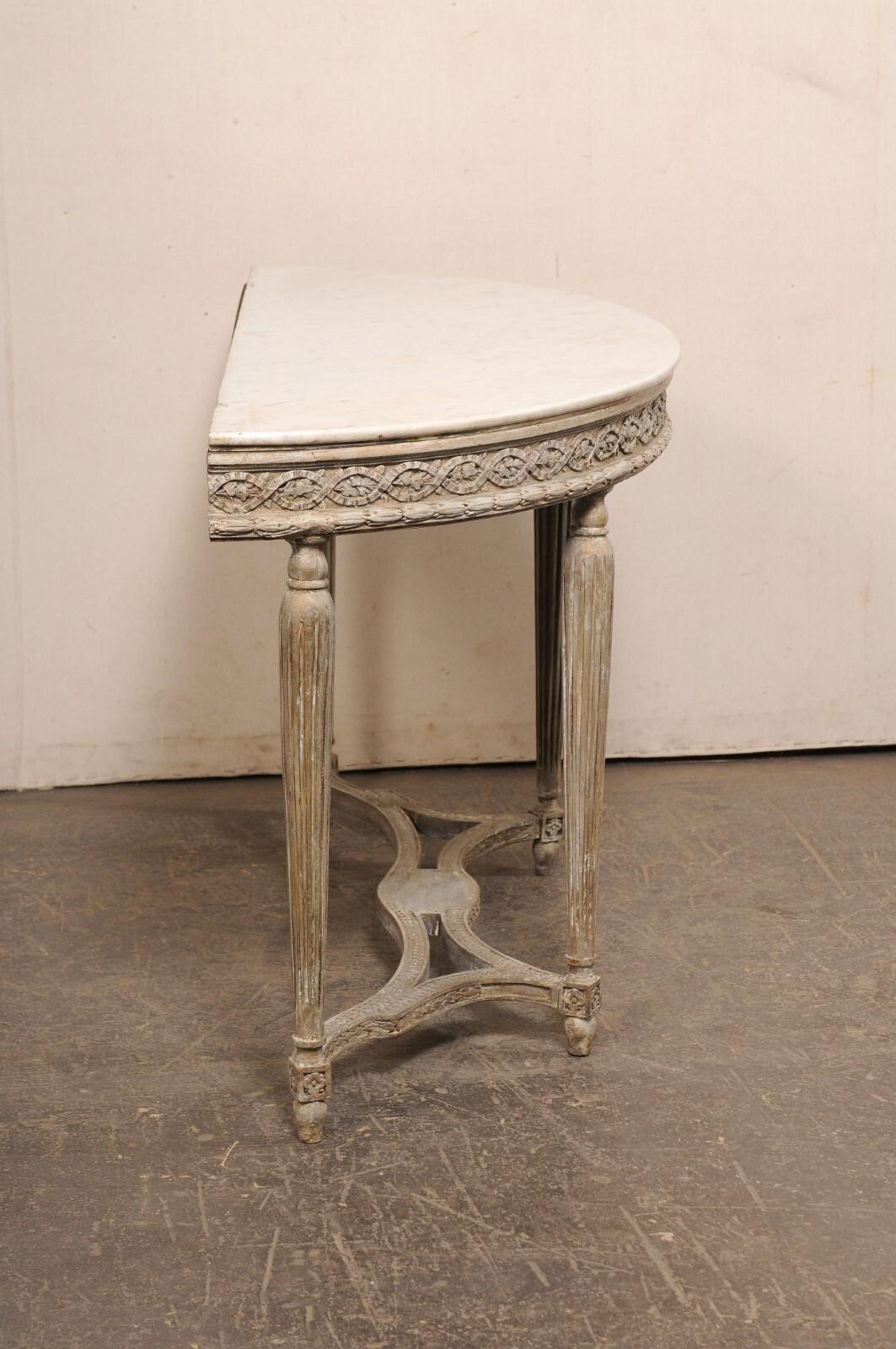 Französische schön detaillierte hölzerne Demi-Lune mit originalem Zobeldeckel, Ende 18. im Angebot 1