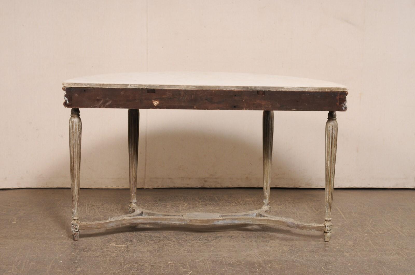 Französische schön detaillierte hölzerne Demi-Lune mit originalem Zobeldeckel, Ende 18. im Angebot 3