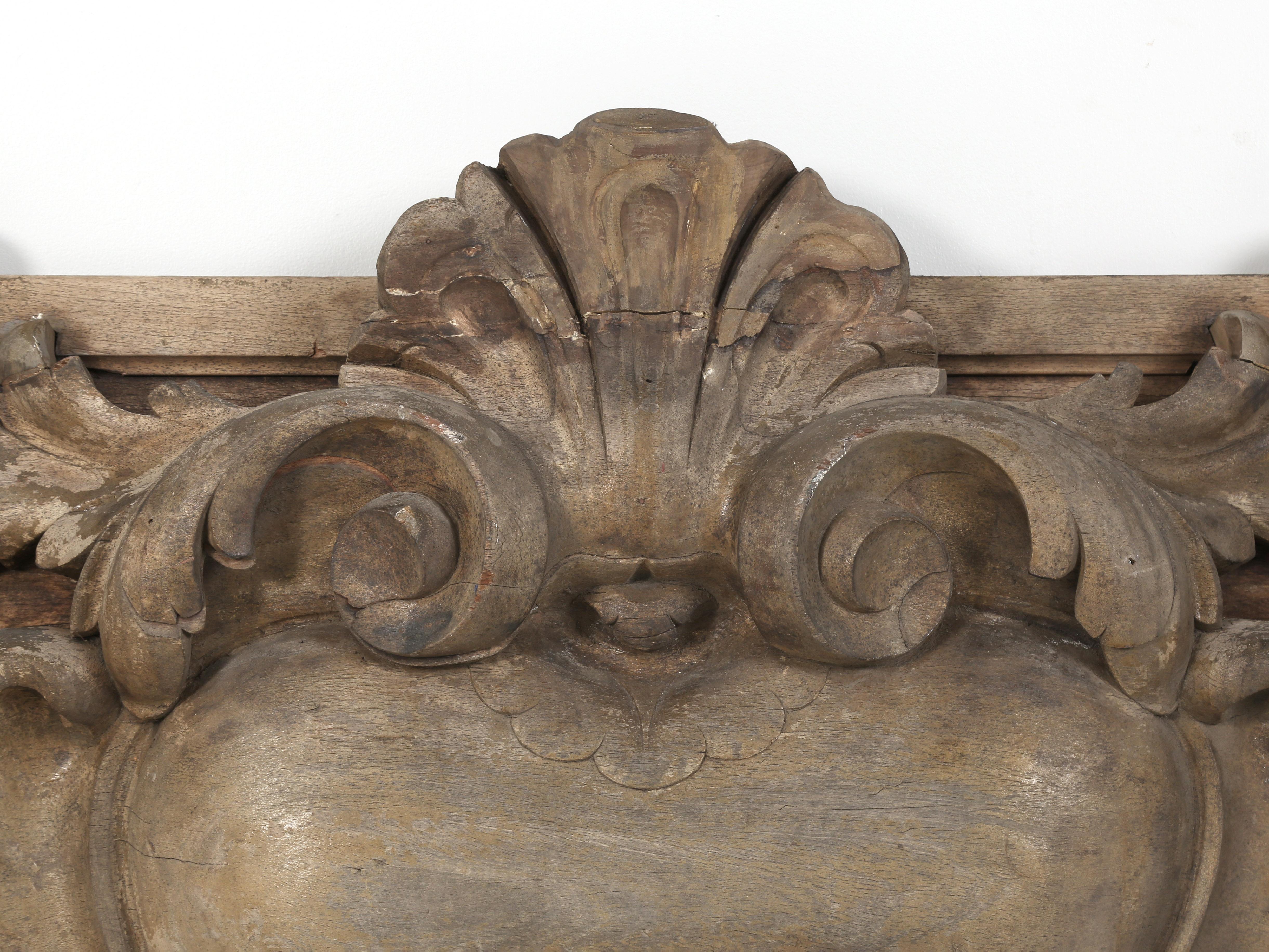 Français Panneau en acajou lourdement sculpté des Beaux-Arts français du 19ème siècle pour une tête de lit possible en vente