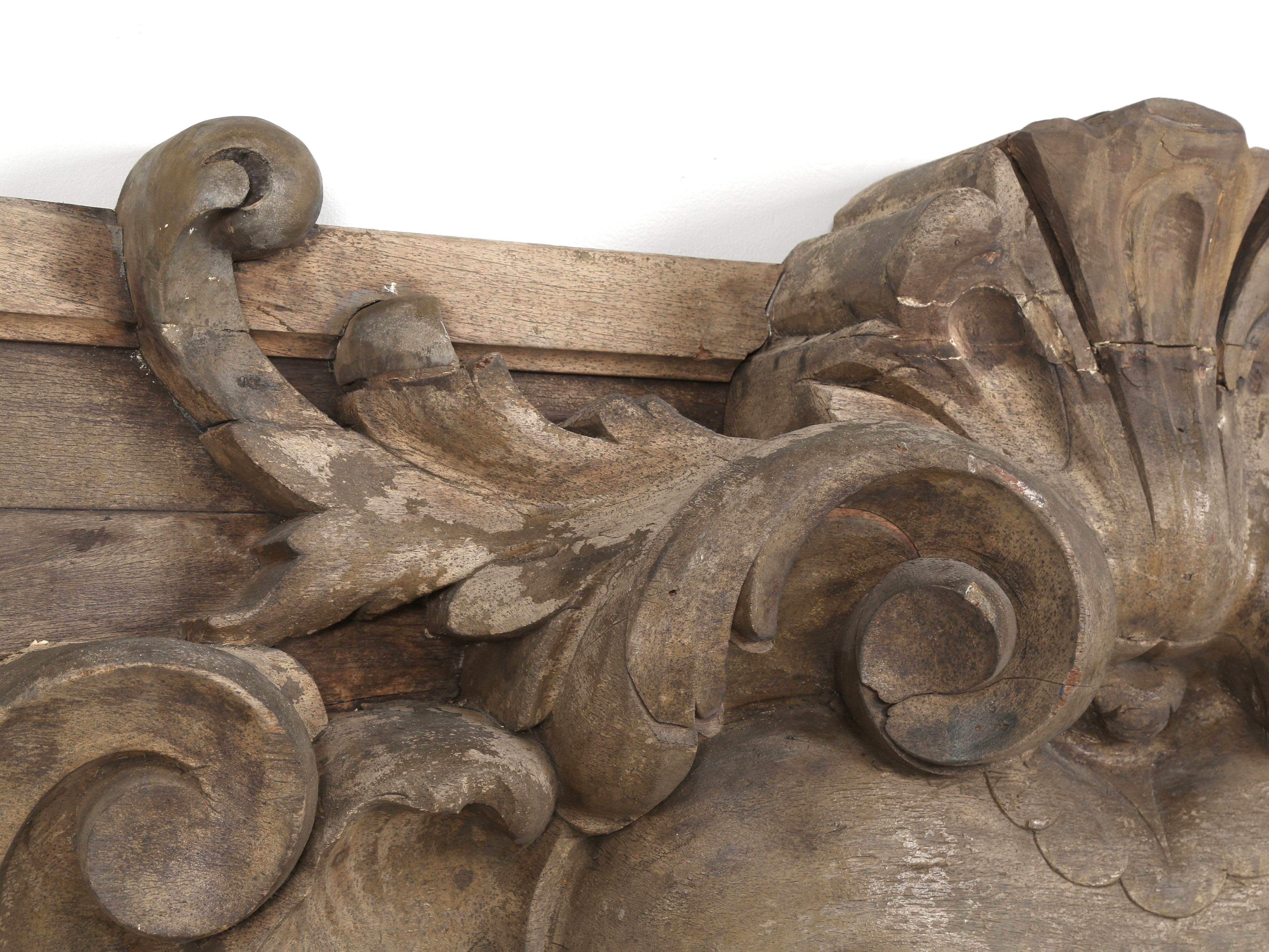 Sculpté à la main Panneau en acajou lourdement sculpté des Beaux-Arts français du 19ème siècle pour une tête de lit possible en vente