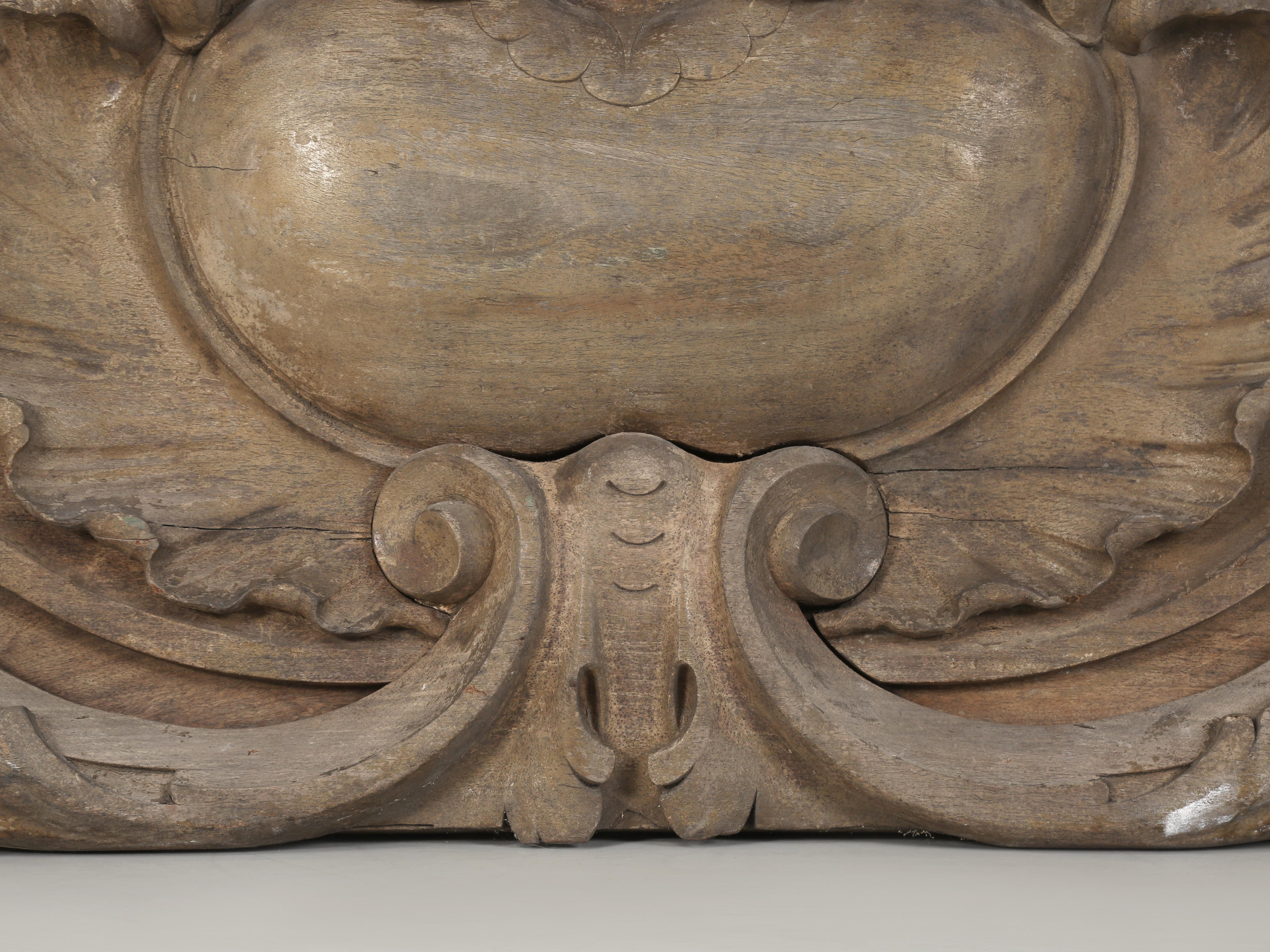 Milieu du XIXe siècle Panneau en acajou lourdement sculpté des Beaux-Arts français du 19ème siècle pour une tête de lit possible en vente