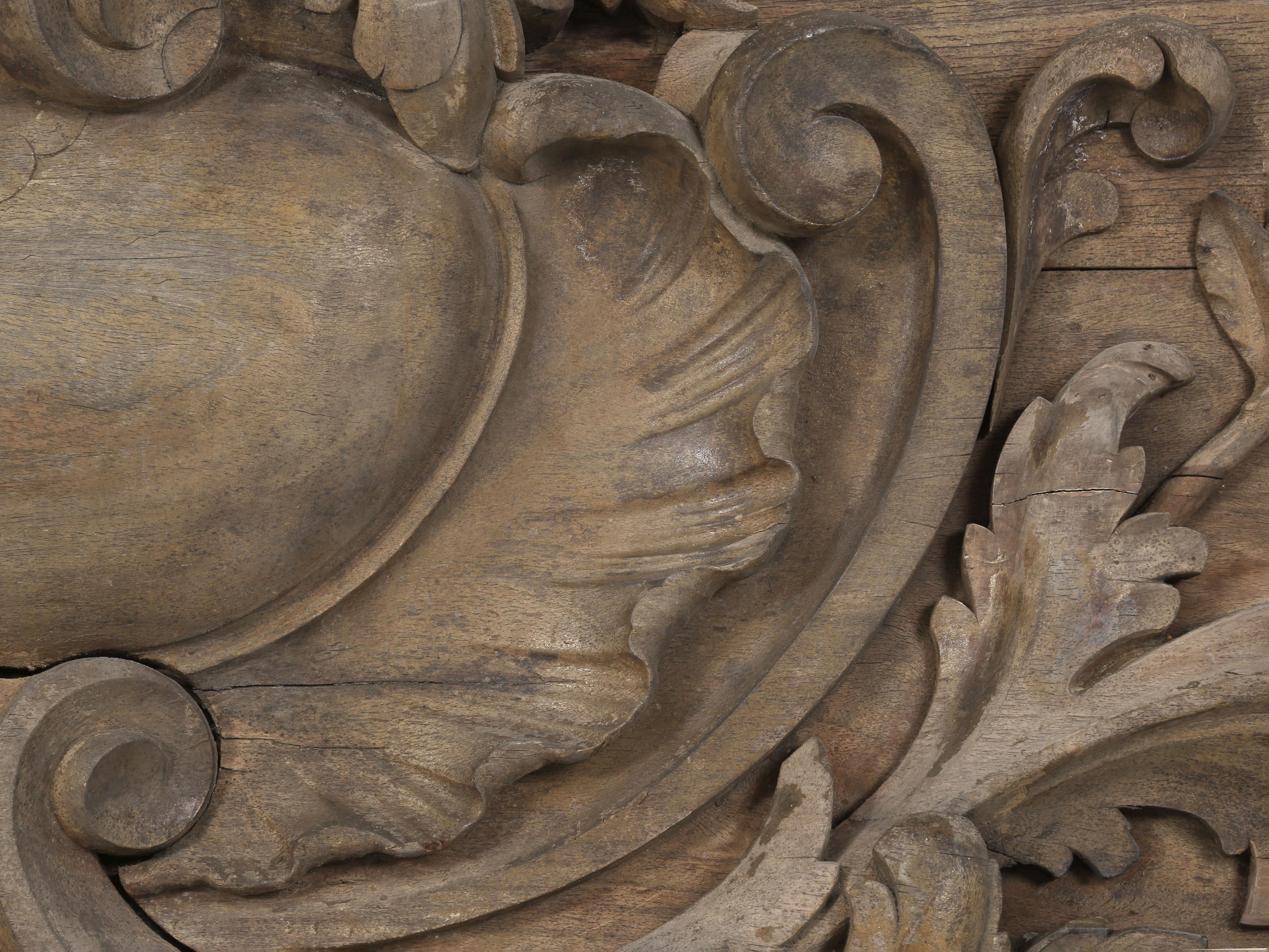 Acajou Panneau en acajou lourdement sculpté des Beaux-Arts français du 19ème siècle pour une tête de lit possible en vente