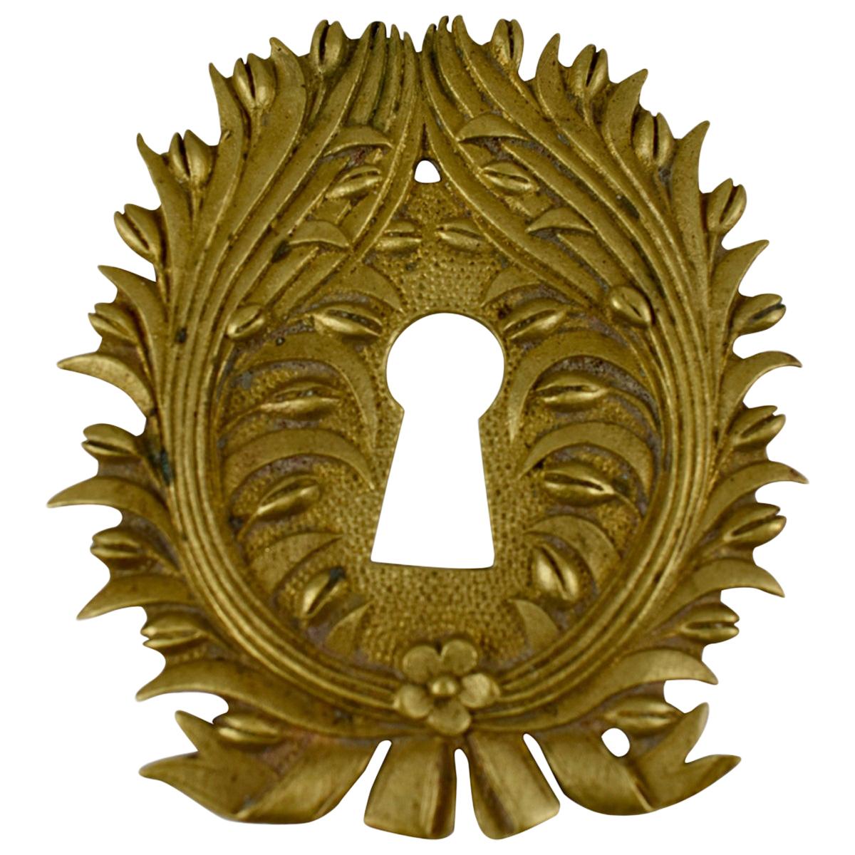 Schlüssellochabdeckung aus Goldbronze mit Kranz und geblümter Schnitzerei im Beaux-Arts-Stil im Angebot