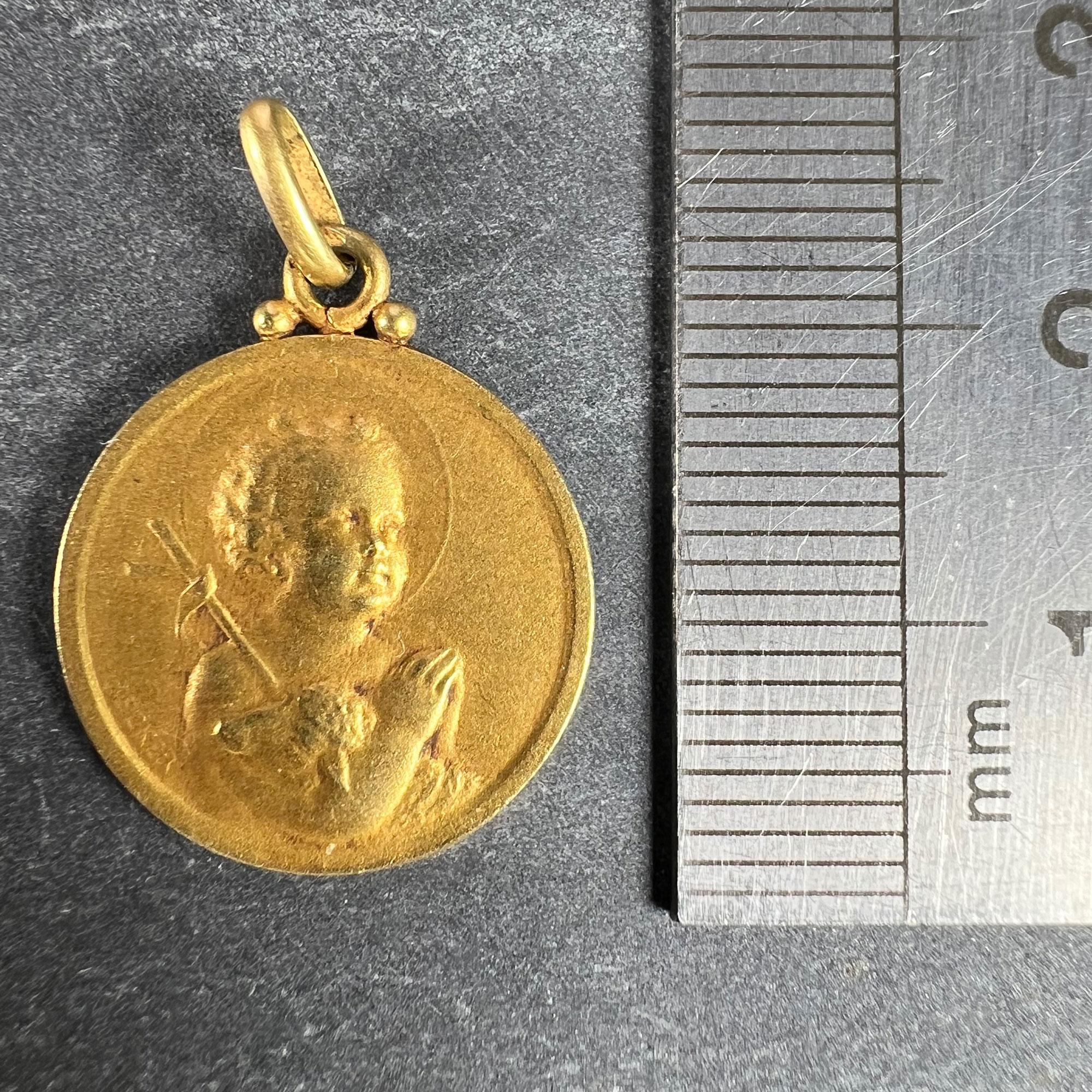 Pendentif médaille en or jaune 18 carats Agneau de Dieu Jésus Child en vente 6