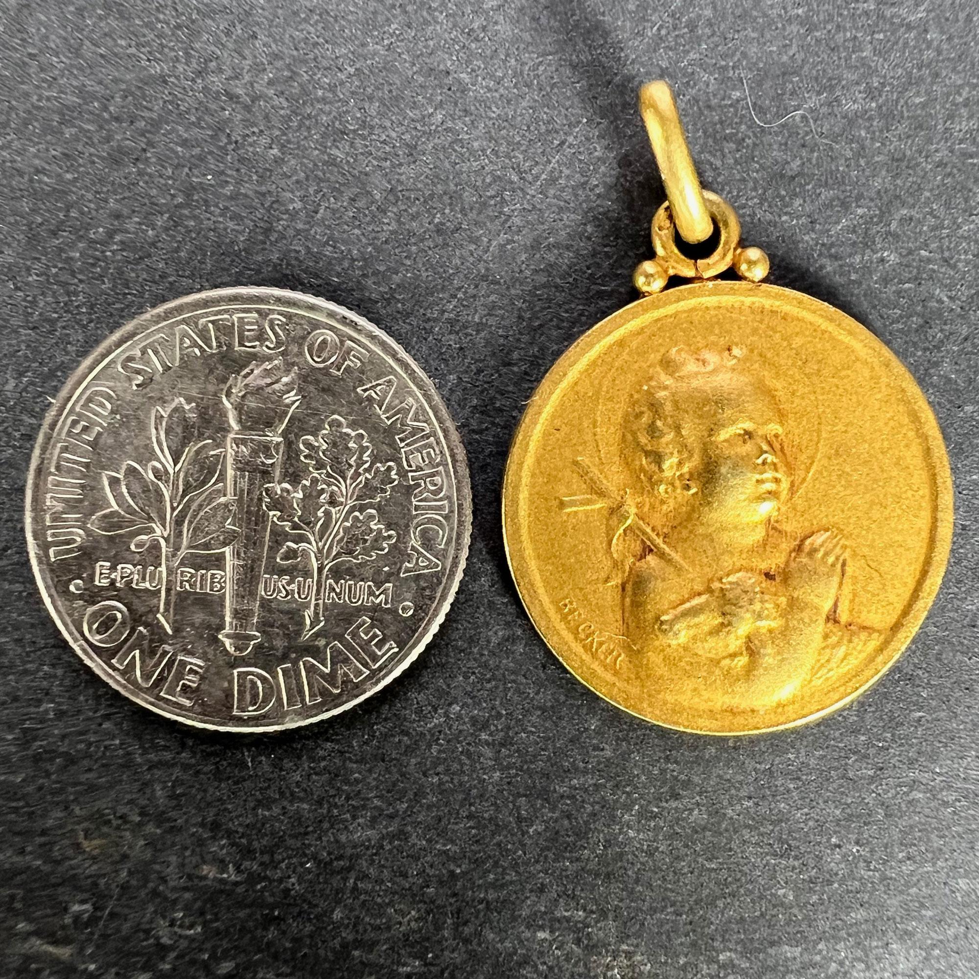 Pendentif médaille en or jaune 18 carats Agneau de Dieu Jésus Child en vente 7