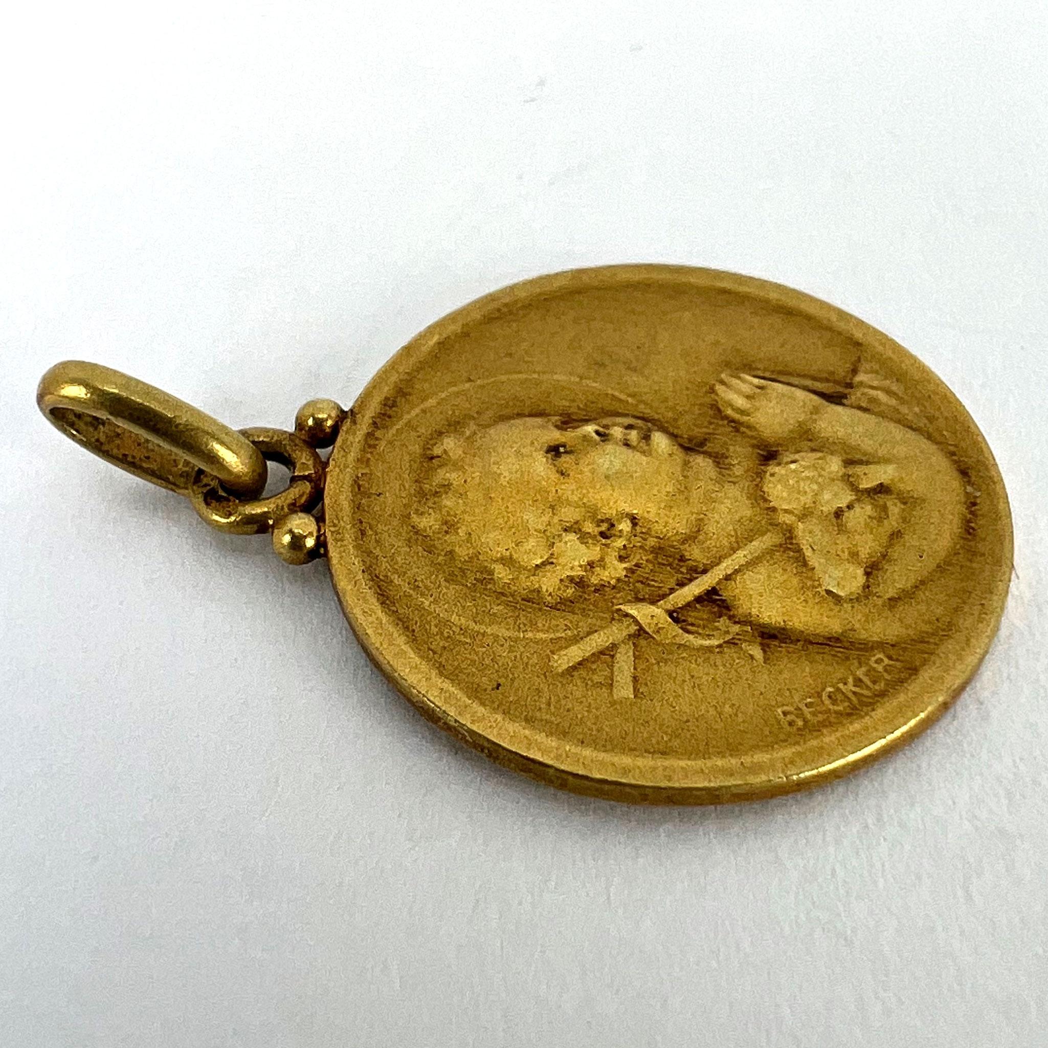 Pendentif médaille en or jaune 18 carats Agneau de Dieu Jésus Child en vente 11