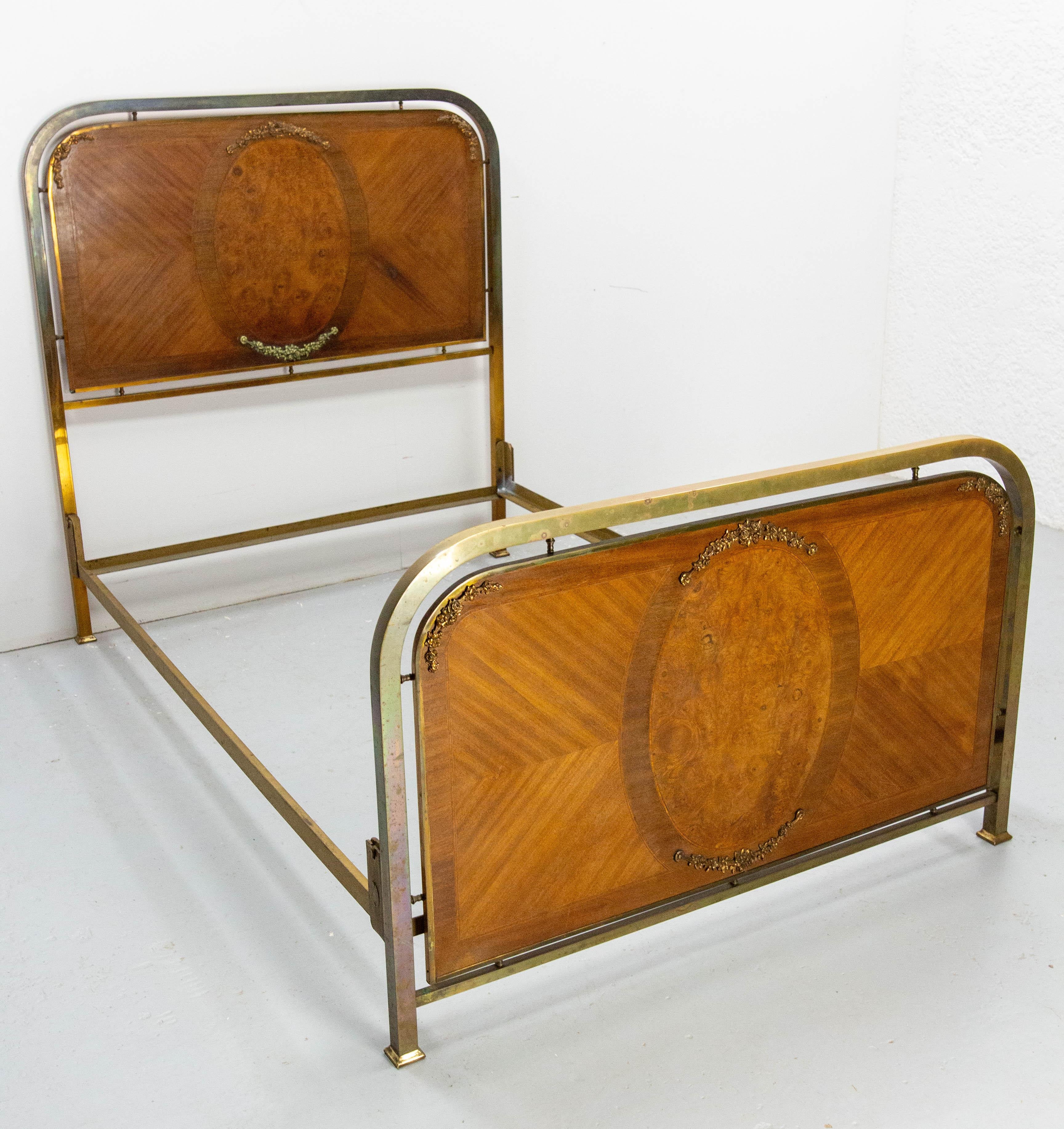 Antique French walnut burl with copper roses decoration & brass bed.
Made circa 1900 in the classical style
The bedding must be custom made with a box spring of 59.61 x74.80 in. (190x126 cm)
Good antique condition with marks of use.

Shipping:
Pack