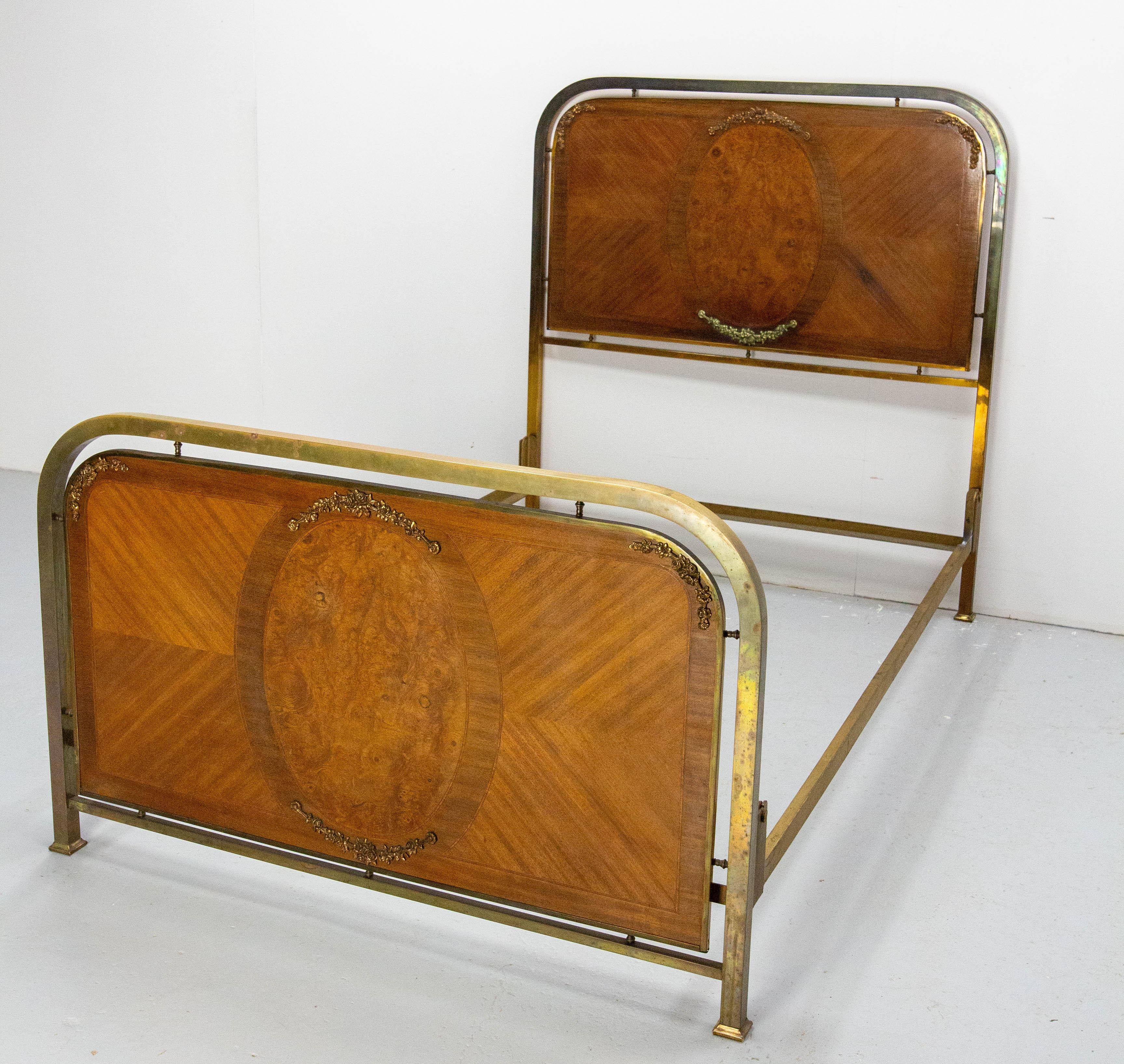 French Bed Classical Style Burl Walnut Copper & Brass circa 1900 In Good Condition For Sale In Labrit, Landes