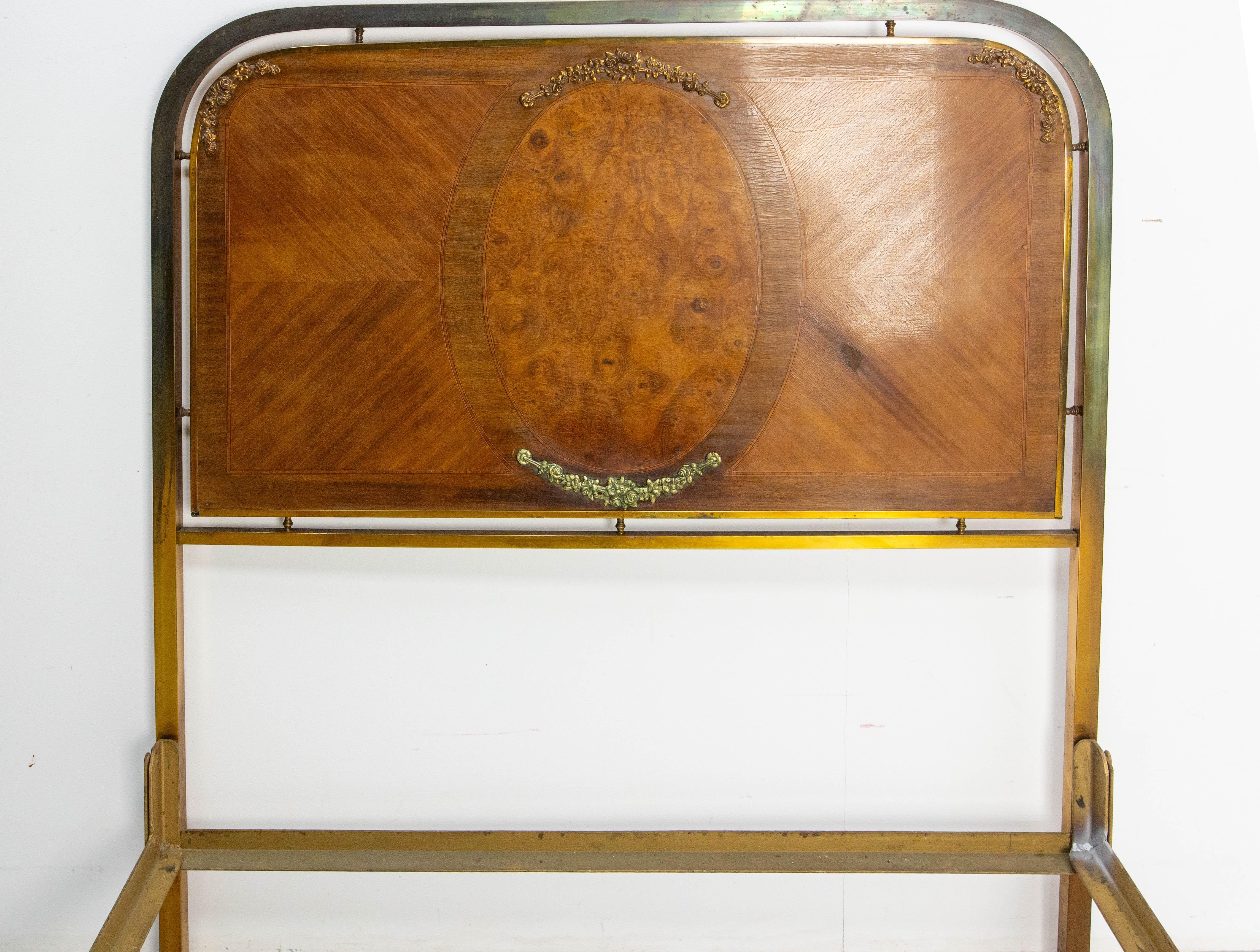 French Bed Classical Style Burl Walnut Copper & Brass circa 1900 For Sale 2