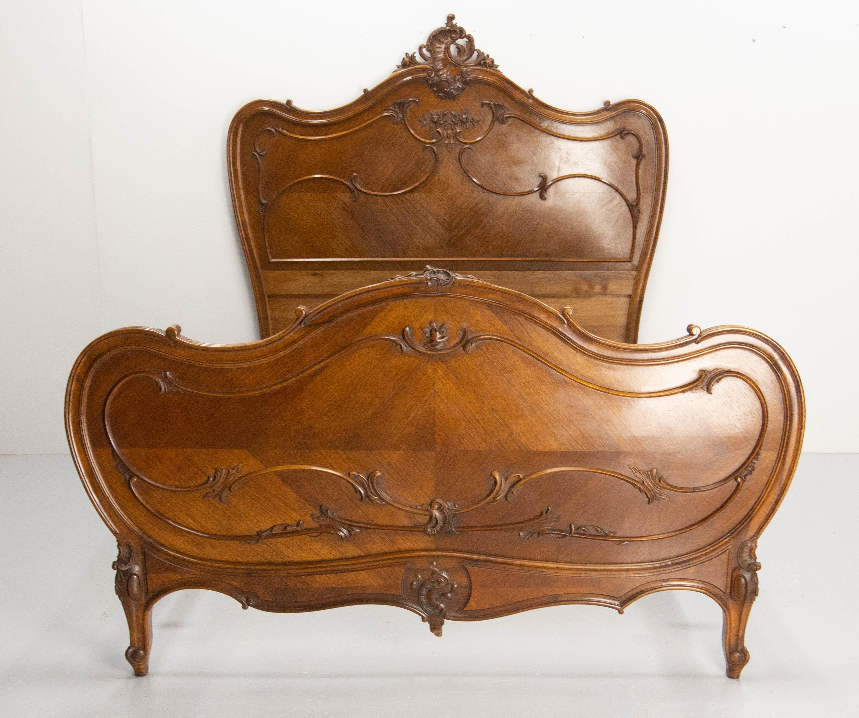 Antique French carved walnut bed US Full 
Made circa 1900 in the Louis XV style
The bedding must be custom made with a box spring of 52.76 in. x 76.38 in. (134 x 194 cm)
Very good antique condition with only very minor marks of use.

Shipping:
Pack