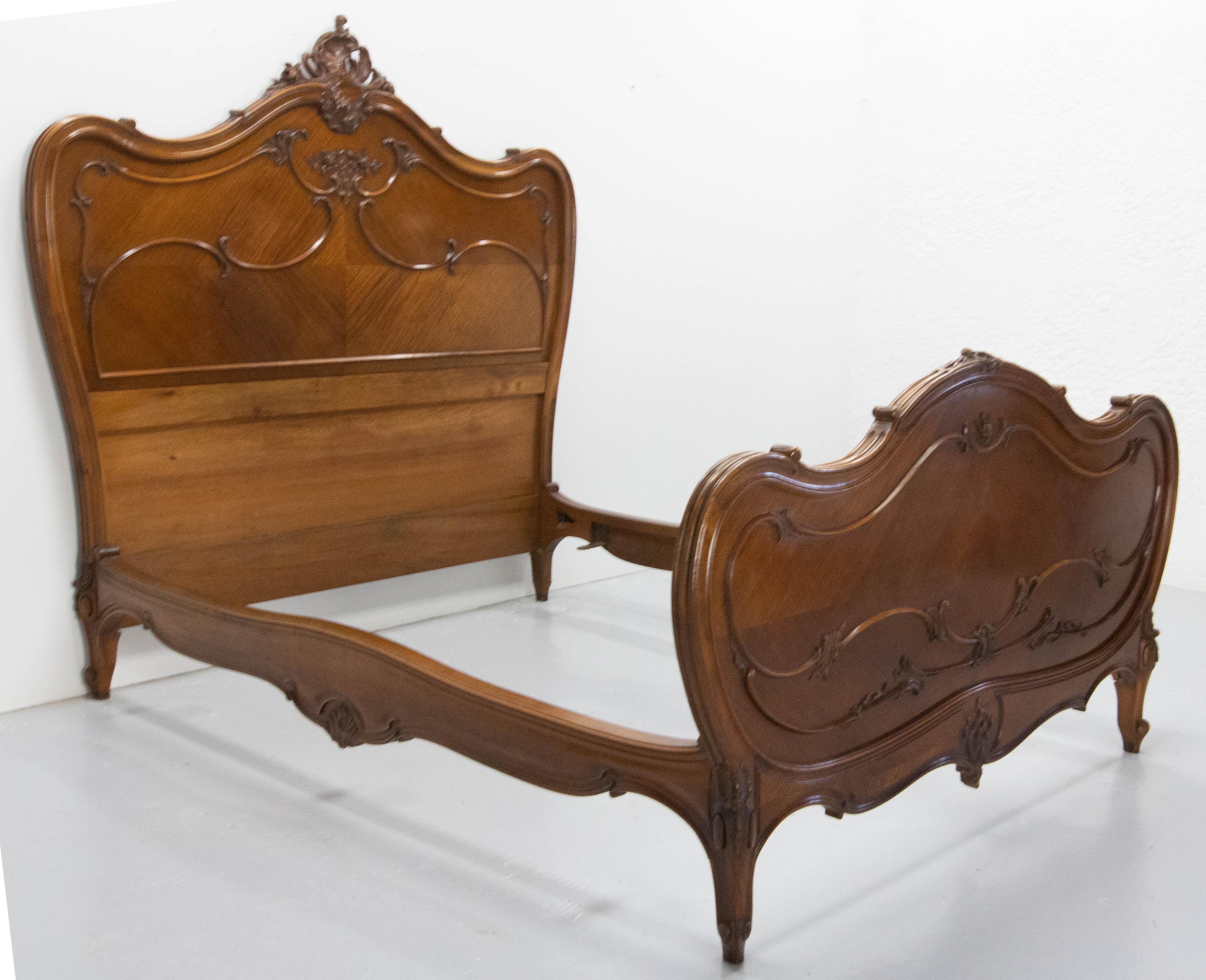 French Bed Full US Louis XV St. Carved Walnut circa 1900 In Good Condition In Labrit, Landes