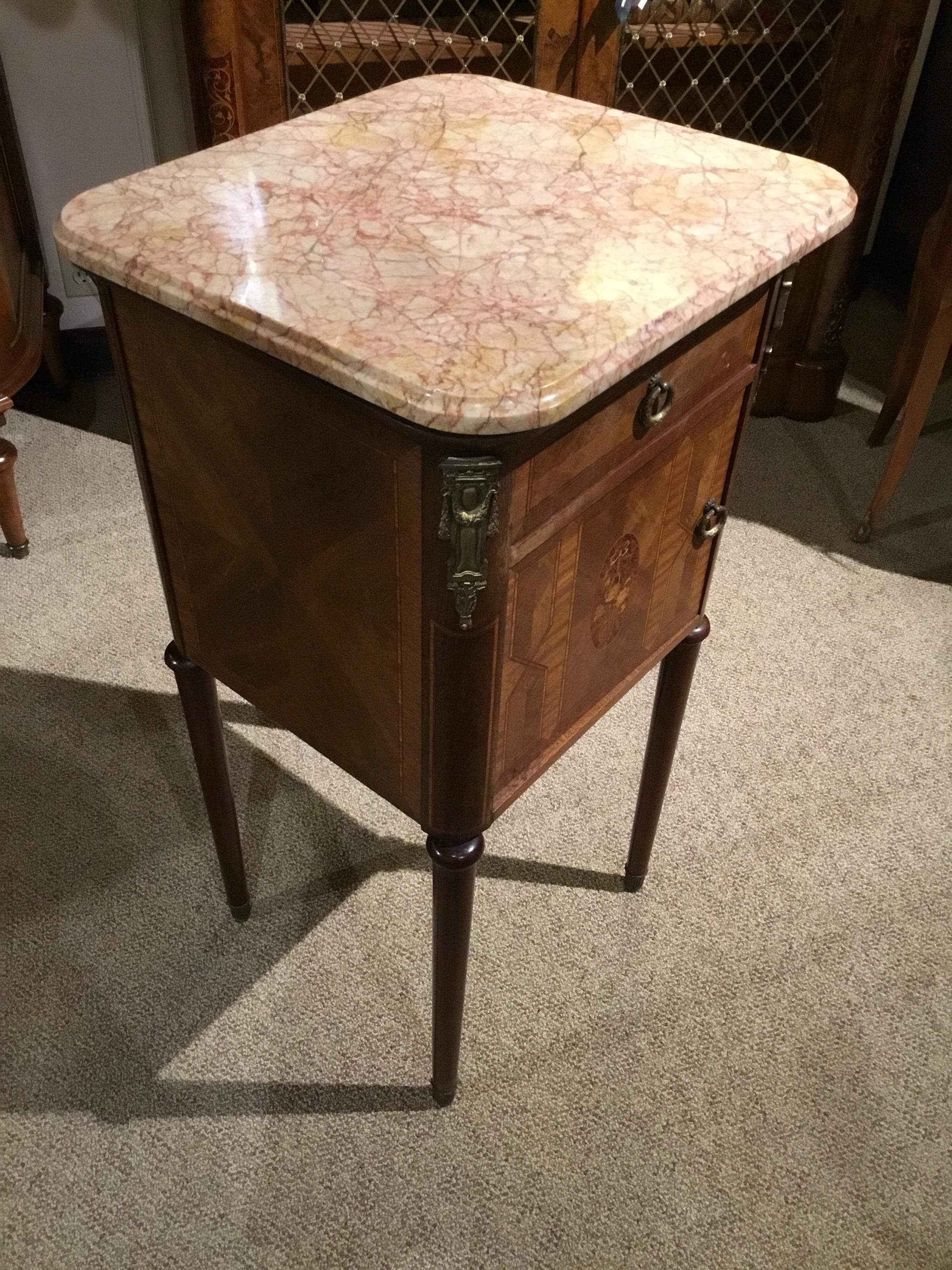 Marqueterie Table de chevet française avec plateau en marbre et marqueterie en vente