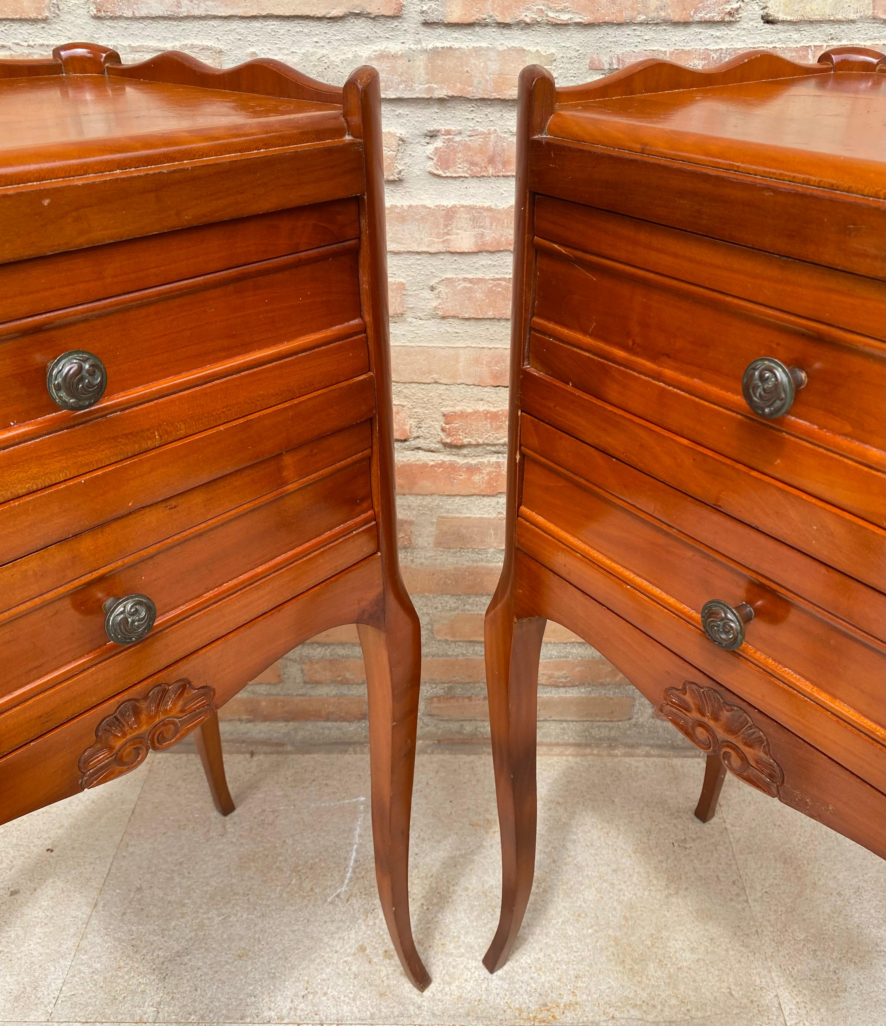 French Bedside Tables with Cabriole Legs, 1950s, Set of 2 For Sale 4