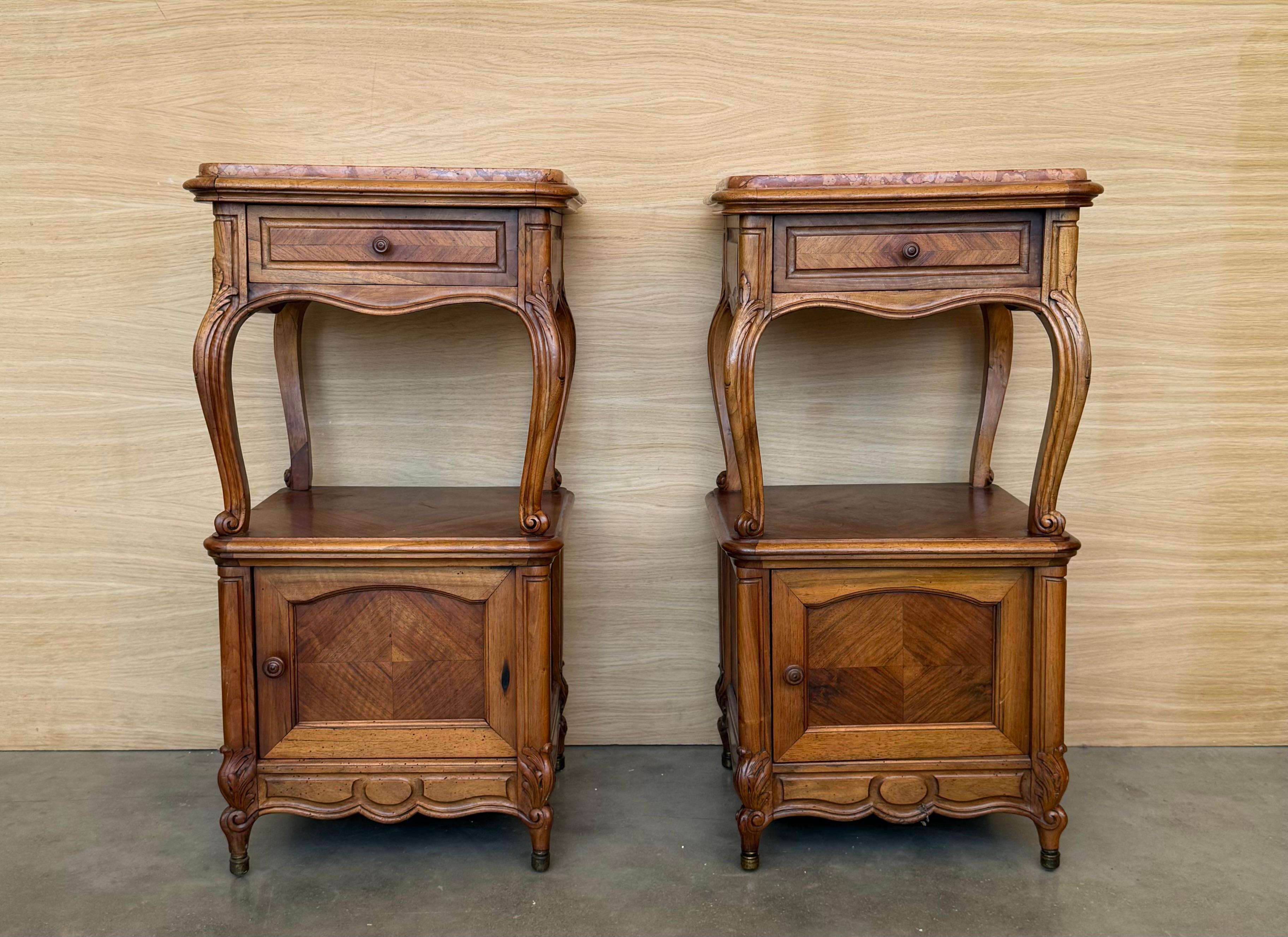 Une belle paire de tables de chevet ou de tables de nuit françaises - chaque End to Gallery présente une galerie à bord festonné sur une frise d'un tiroir haut et d'une porte avec compartiment, des poignées en bois, un fond à tablier, et repose sur