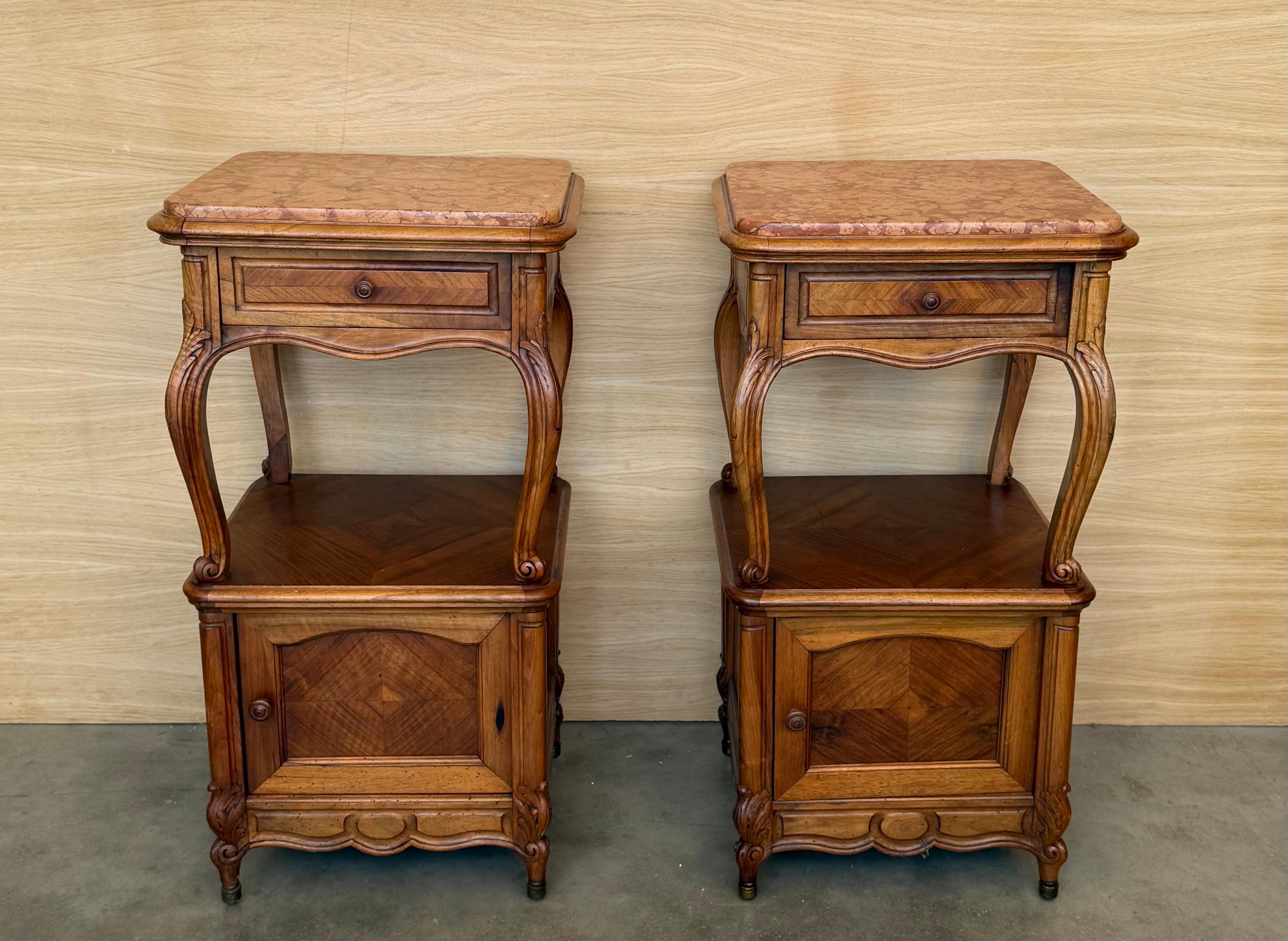 Provincial français Tables de chevet françaises à pieds cabriole, années 1950, ensemble de 2 en vente