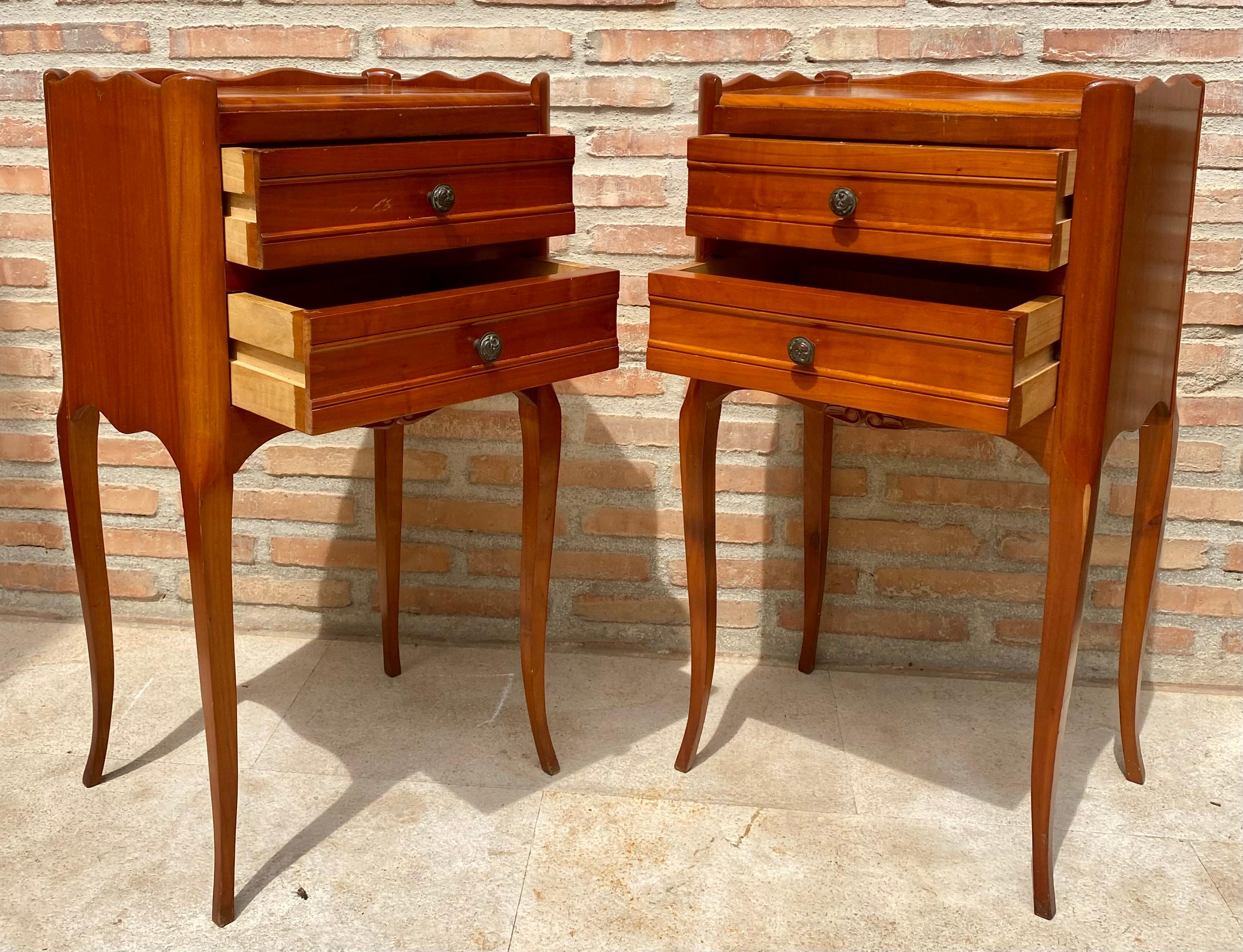 French Bedside Tables with Cabriole Legs, 1950s, Set of 2 In Good Condition For Sale In Miami, FL