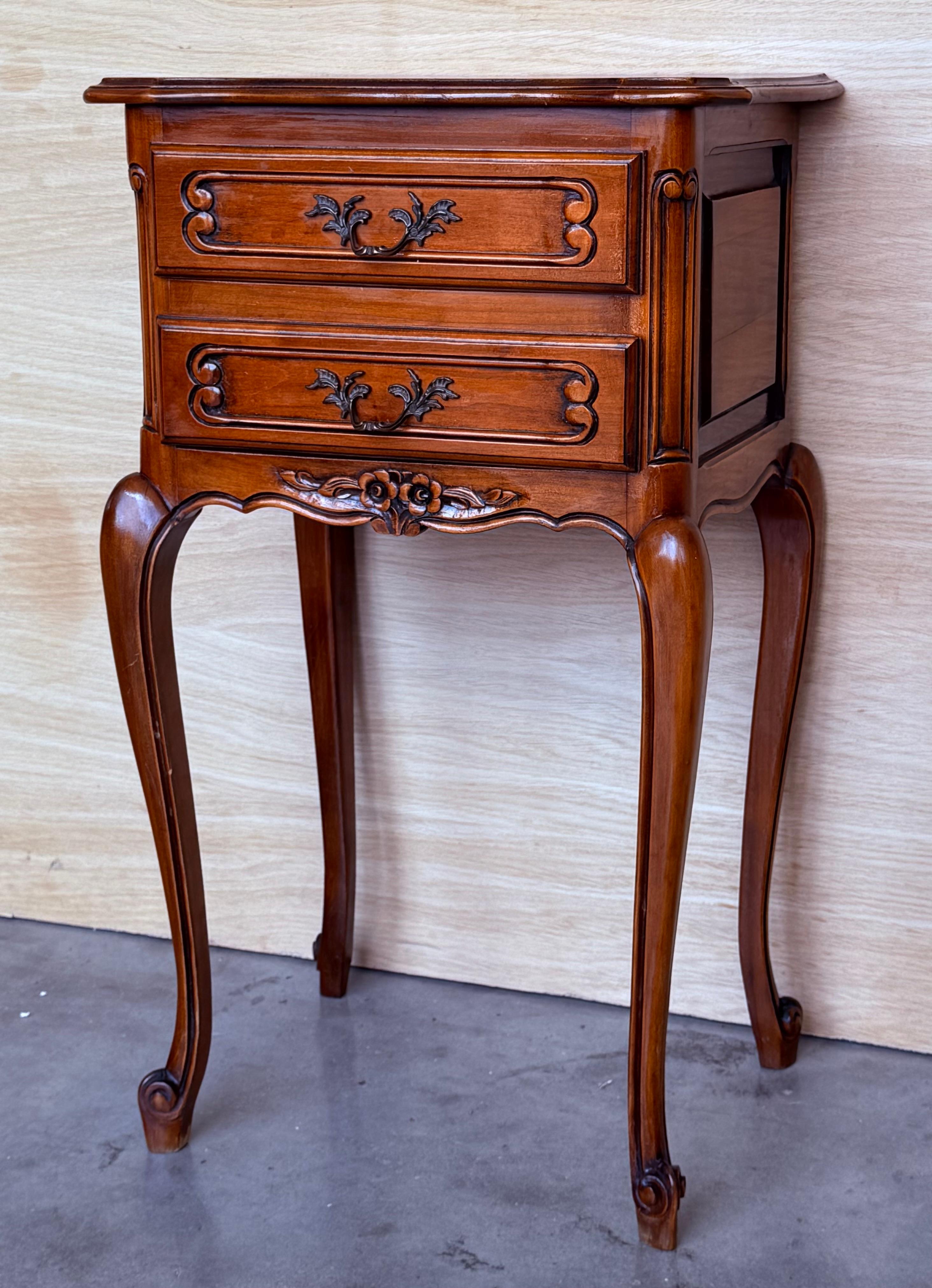French Bedside Tables with Cabriole Legs, 1950s, Set of 2 In Good Condition For Sale In Miami, FL