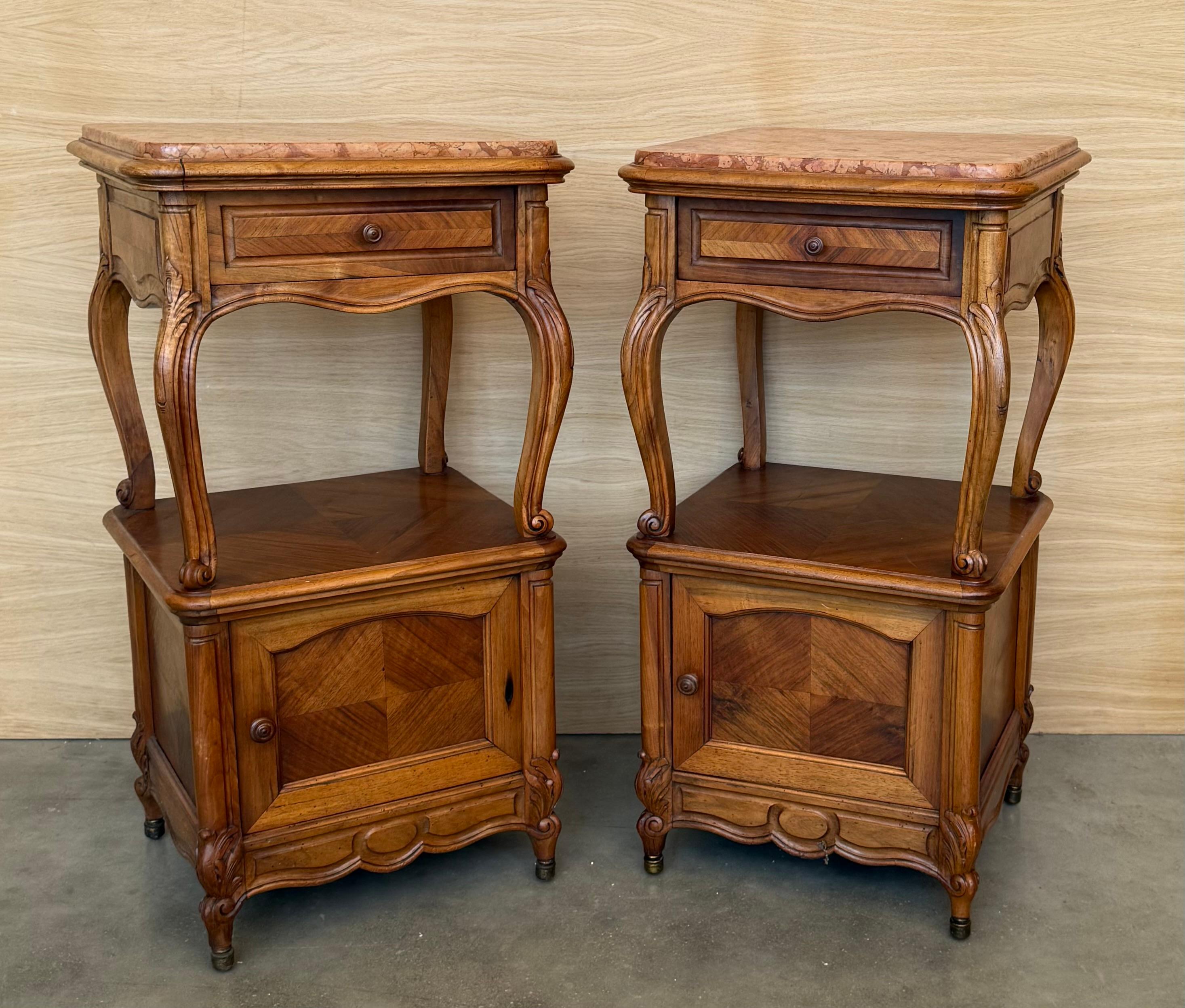 Français Tables de chevet françaises à pieds cabriole, années 1950, ensemble de 2 en vente