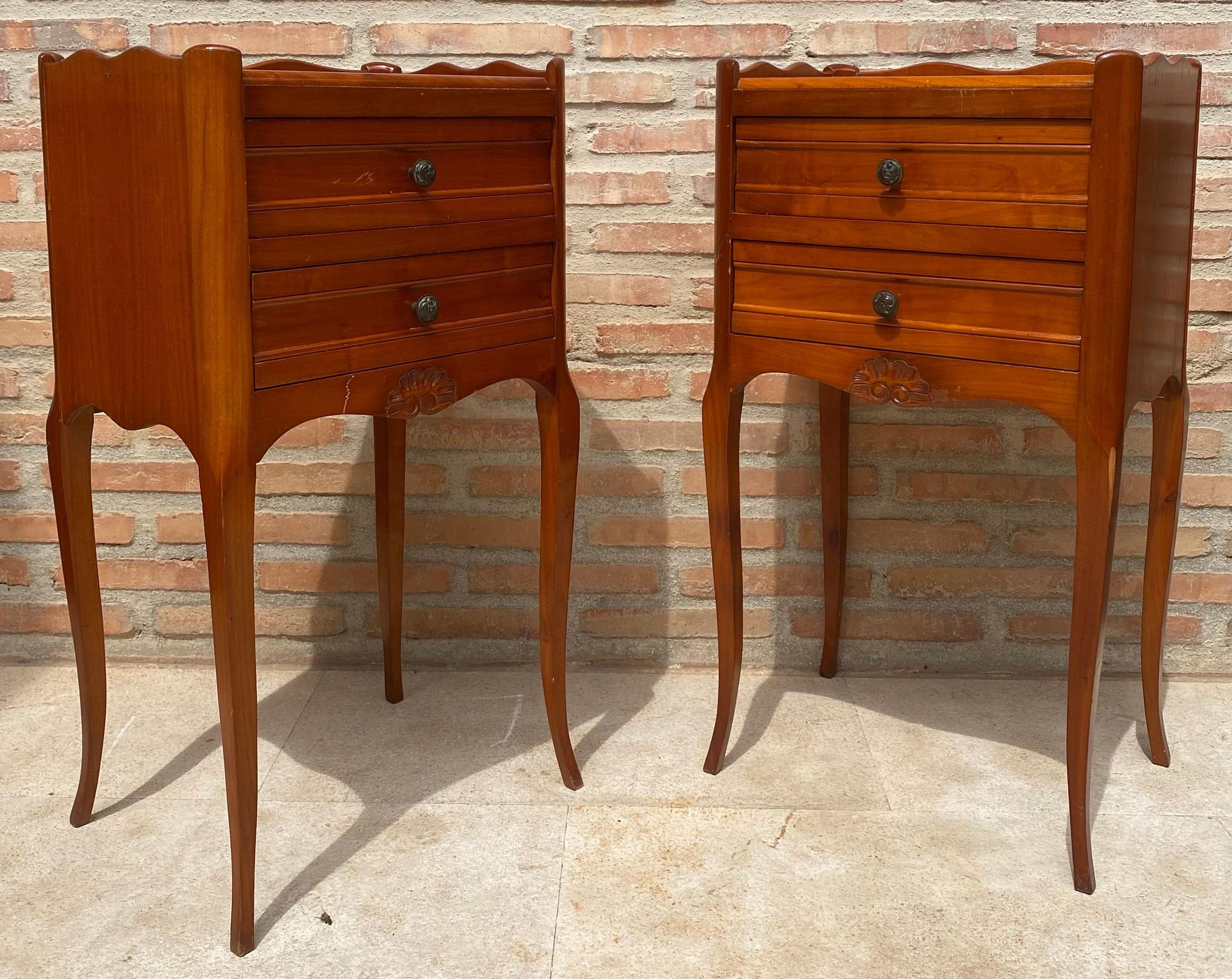 20th Century French Bedside Tables with Cabriole Legs, 1950s, Set of 2 For Sale