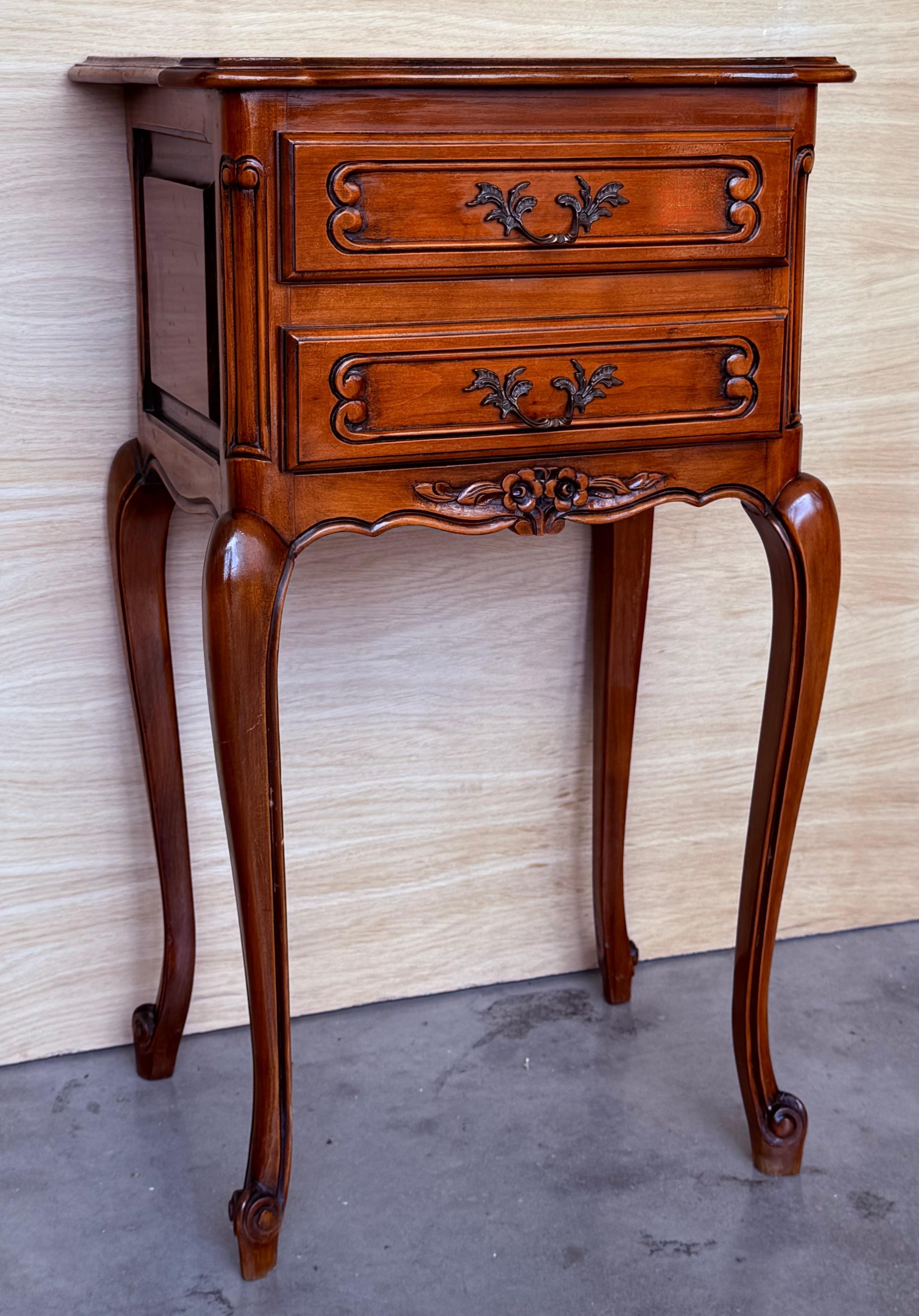 20th Century French Bedside Tables with Cabriole Legs, 1950s, Set of 2 For Sale