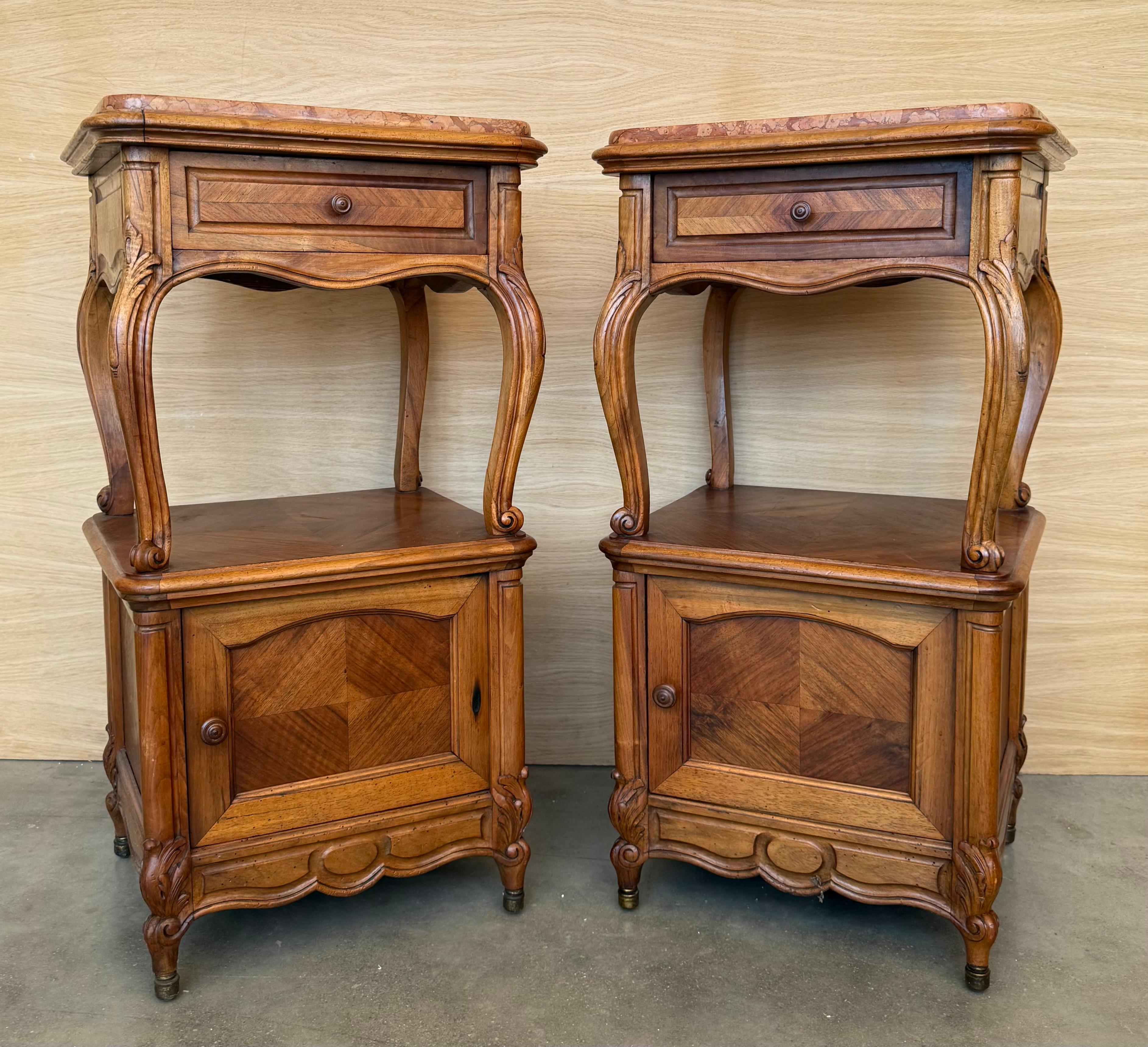 Tables de chevet françaises à pieds cabriole, années 1950, ensemble de 2 Bon état - En vente à Miami, FL