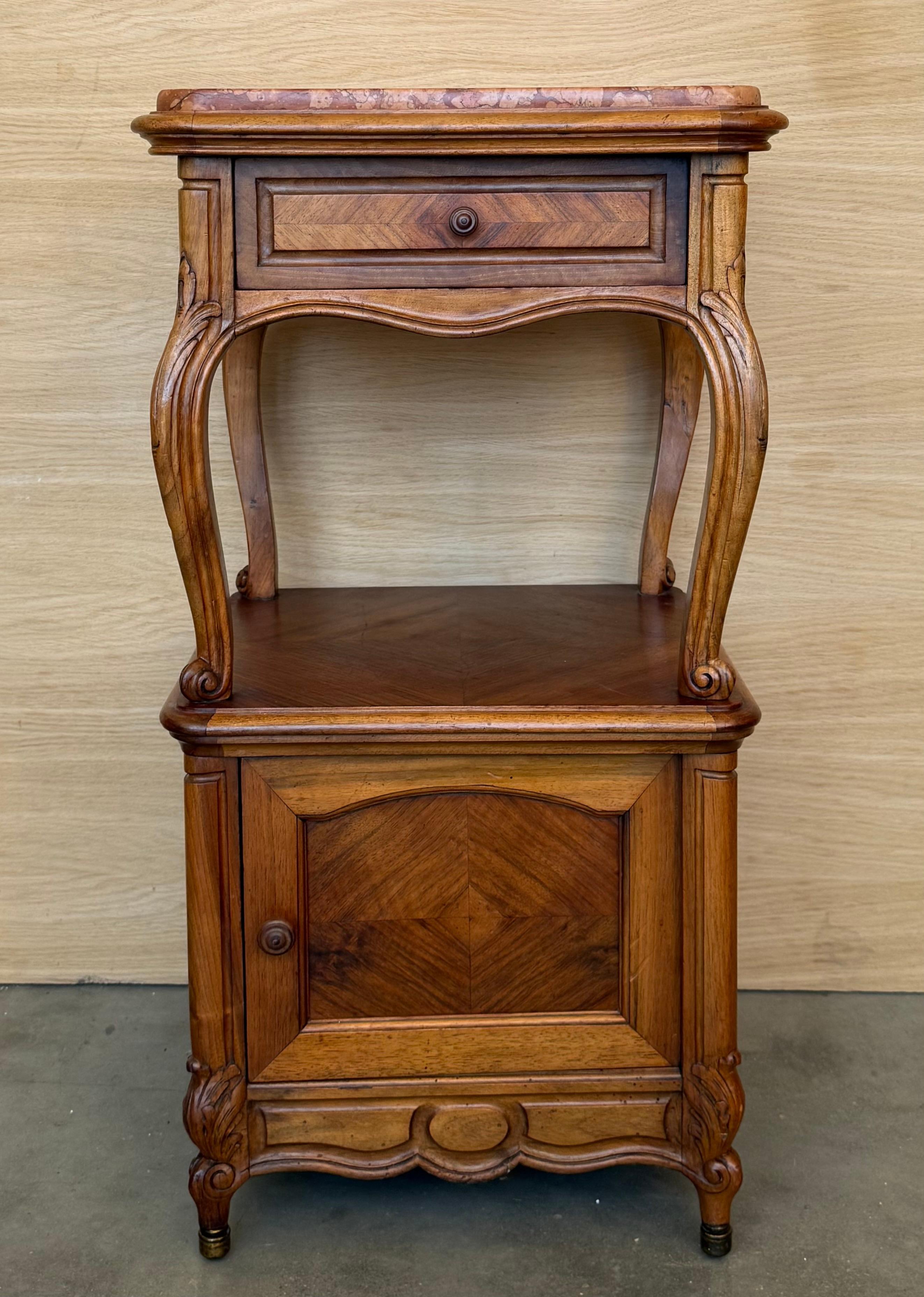 20ième siècle Tables de chevet françaises à pieds cabriole, années 1950, ensemble de 2 en vente