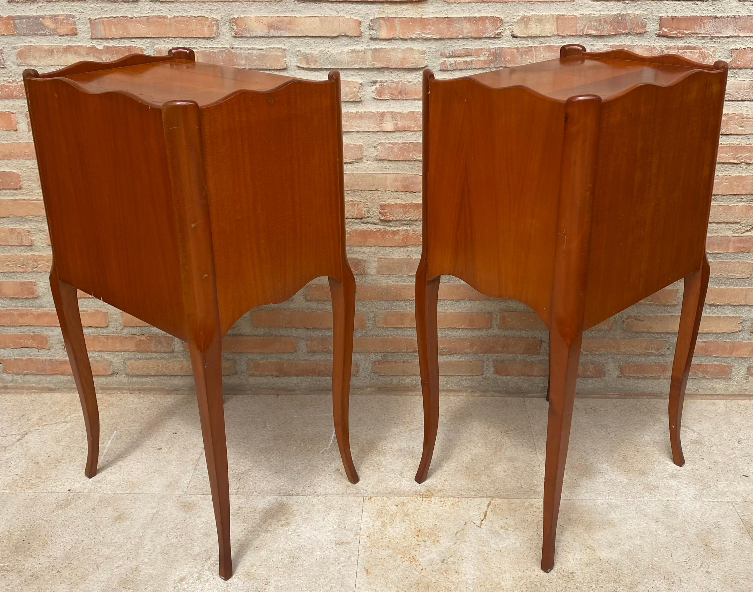 French Bedside Tables with Cabriole Legs, 1950s, Set of 2 For Sale 1