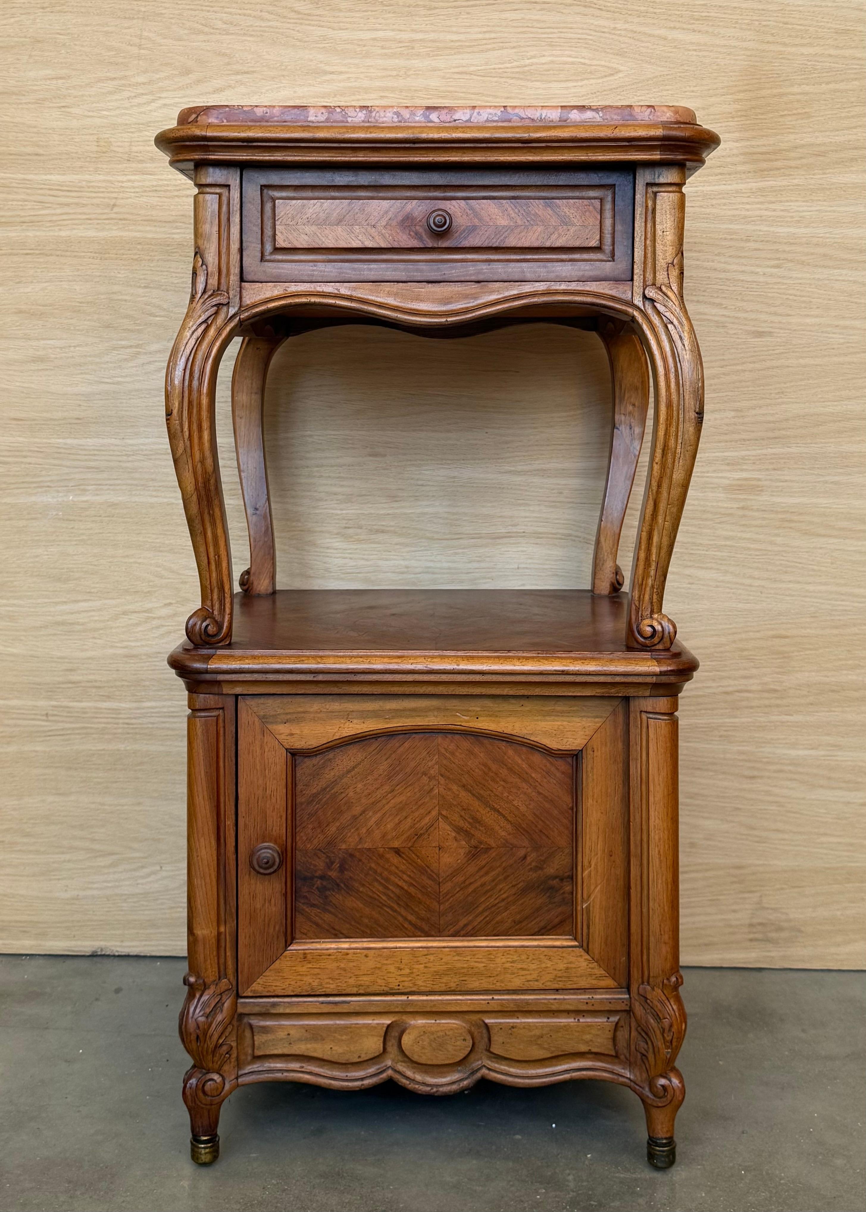 Bois Tables de chevet françaises à pieds cabriole, années 1950, ensemble de 2 en vente