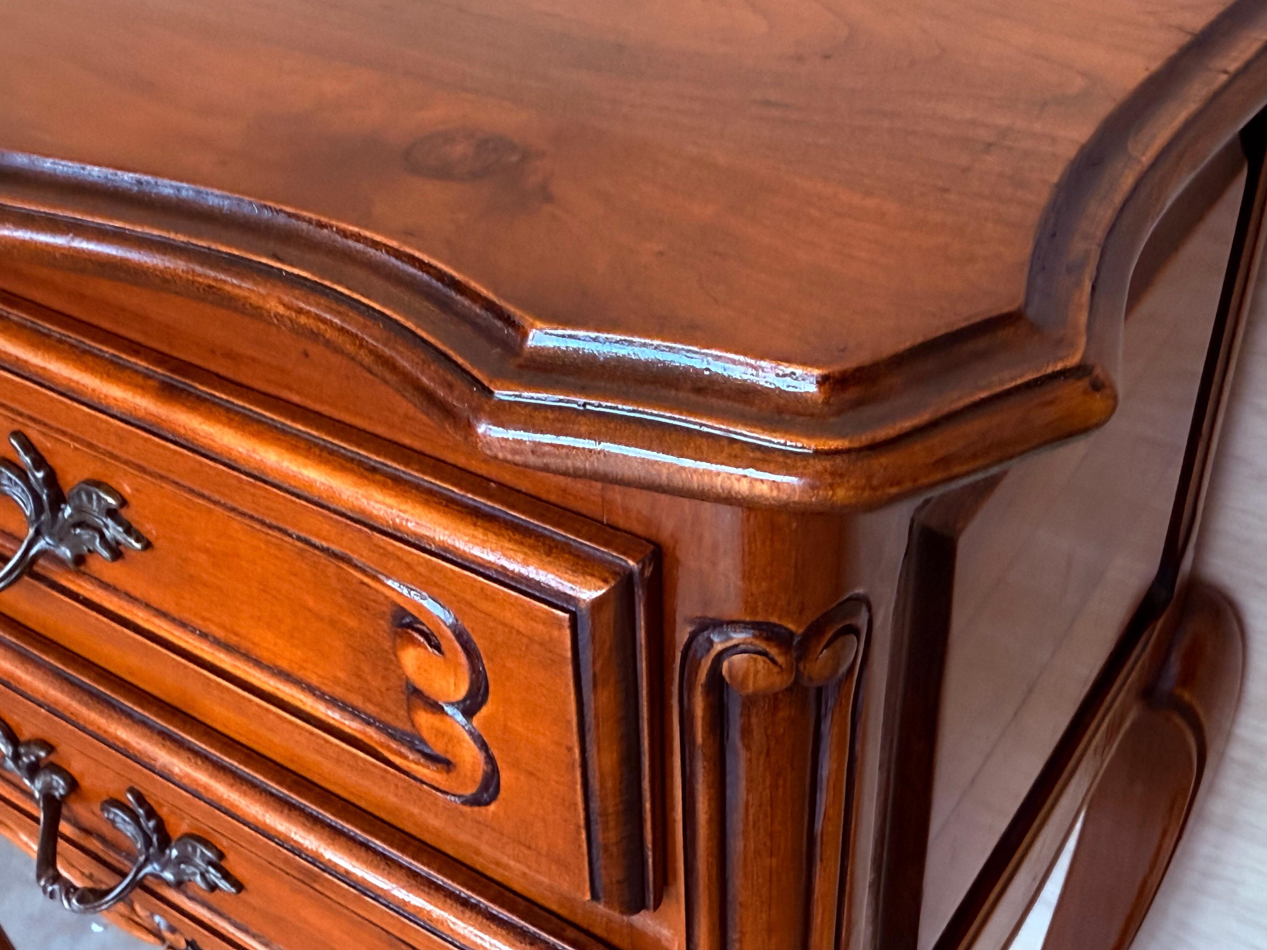French Bedside Tables with Cabriole Legs, 1950s, Set of 2 For Sale 3
