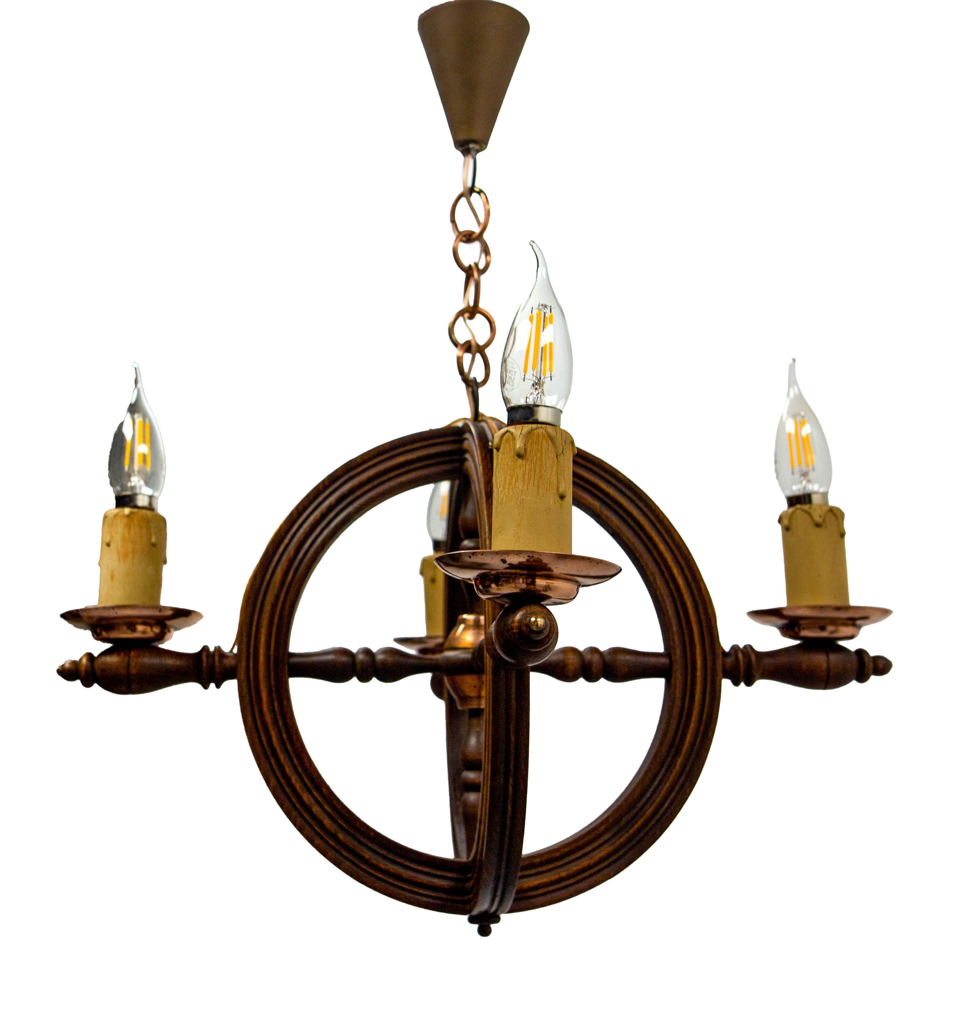 Lampadario francese o a lustro realizzato in faggio con parti in legno di bottaio: catena e supporti per lampadine 
La combinazione di legno e rame conferisce a questo apparecchio un fascino atipico.
Altezza senza catena 13,78 pollici (35 cm)
Buone