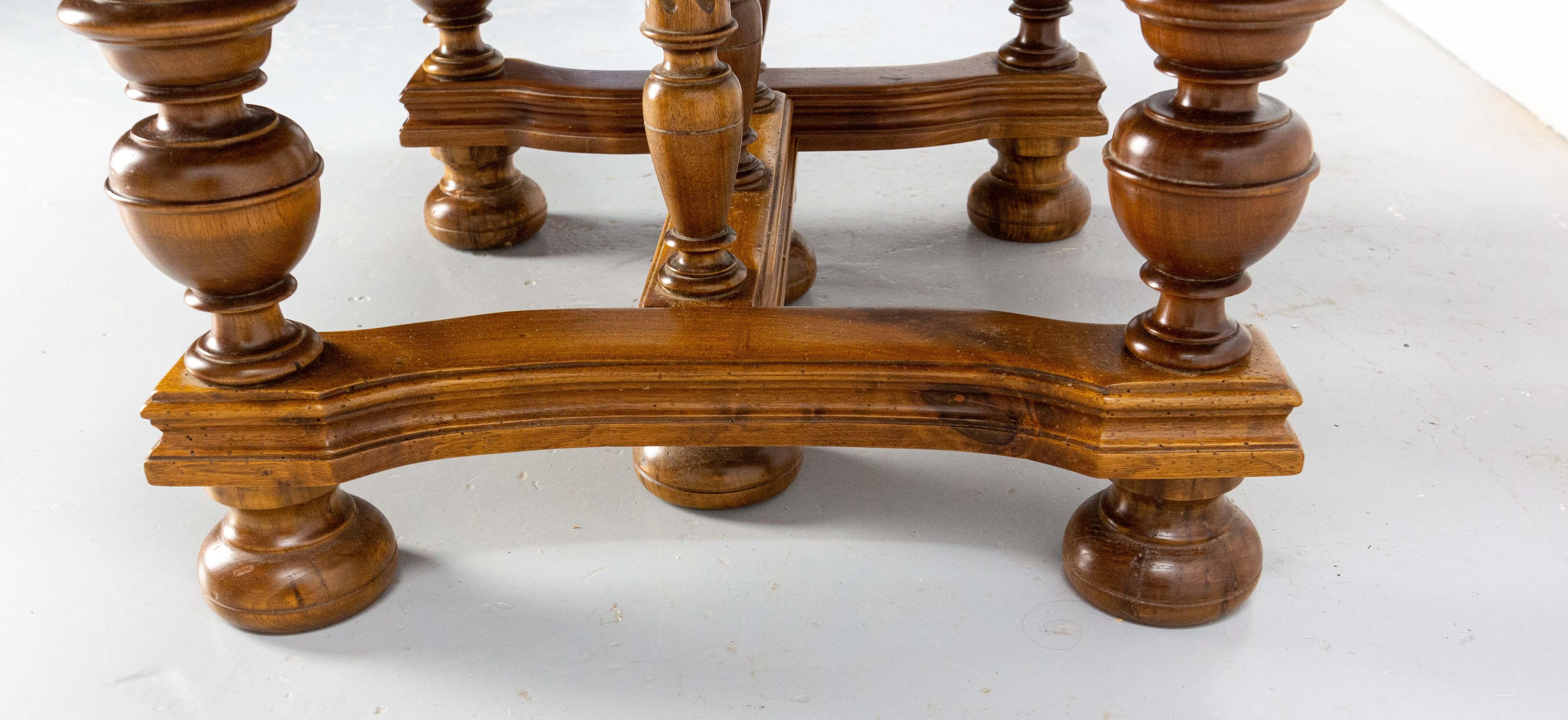 Table de salle  manger  rallonge en htre de style Louis XIII, fin du XIXe sicle en vente 2
