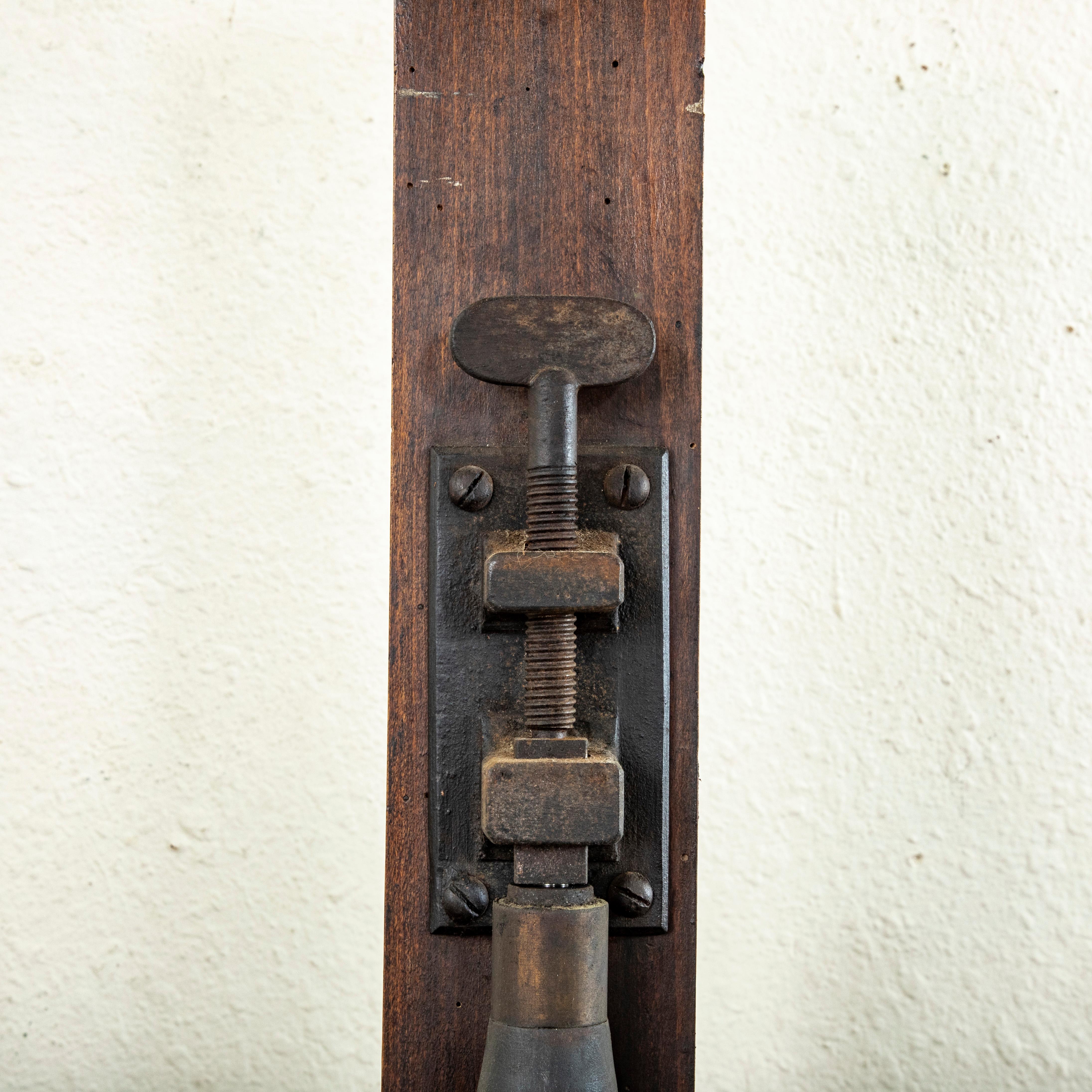 Chevalet de sol en hêtre français C.I.C. 1900, mécanisme à manivelle Hauteur réglable de 69 à 105 pouces en vente 8