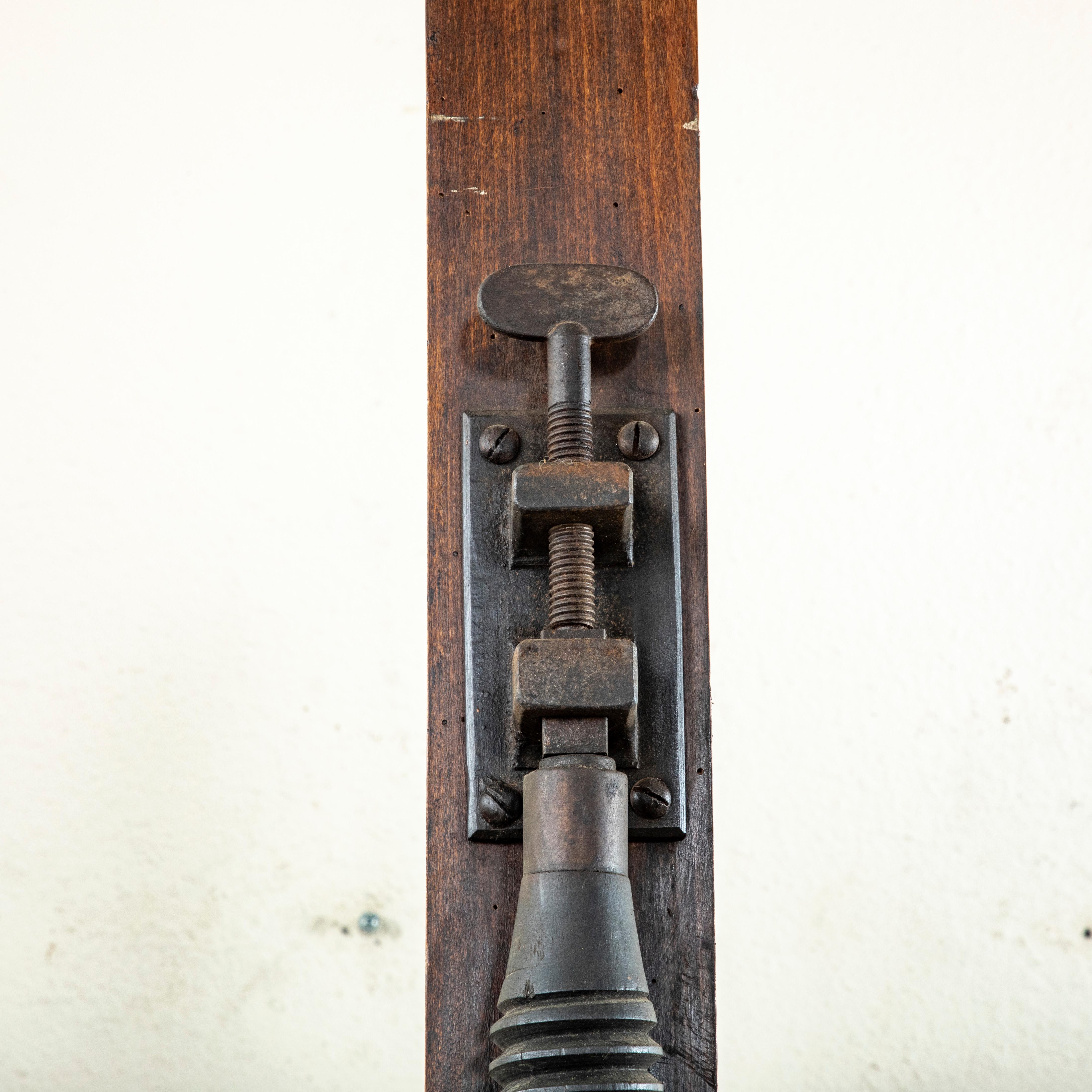 Chevalet de sol en hêtre français C.I.C. 1900, mécanisme à manivelle Hauteur réglable de 69 à 105 pouces en vente 3