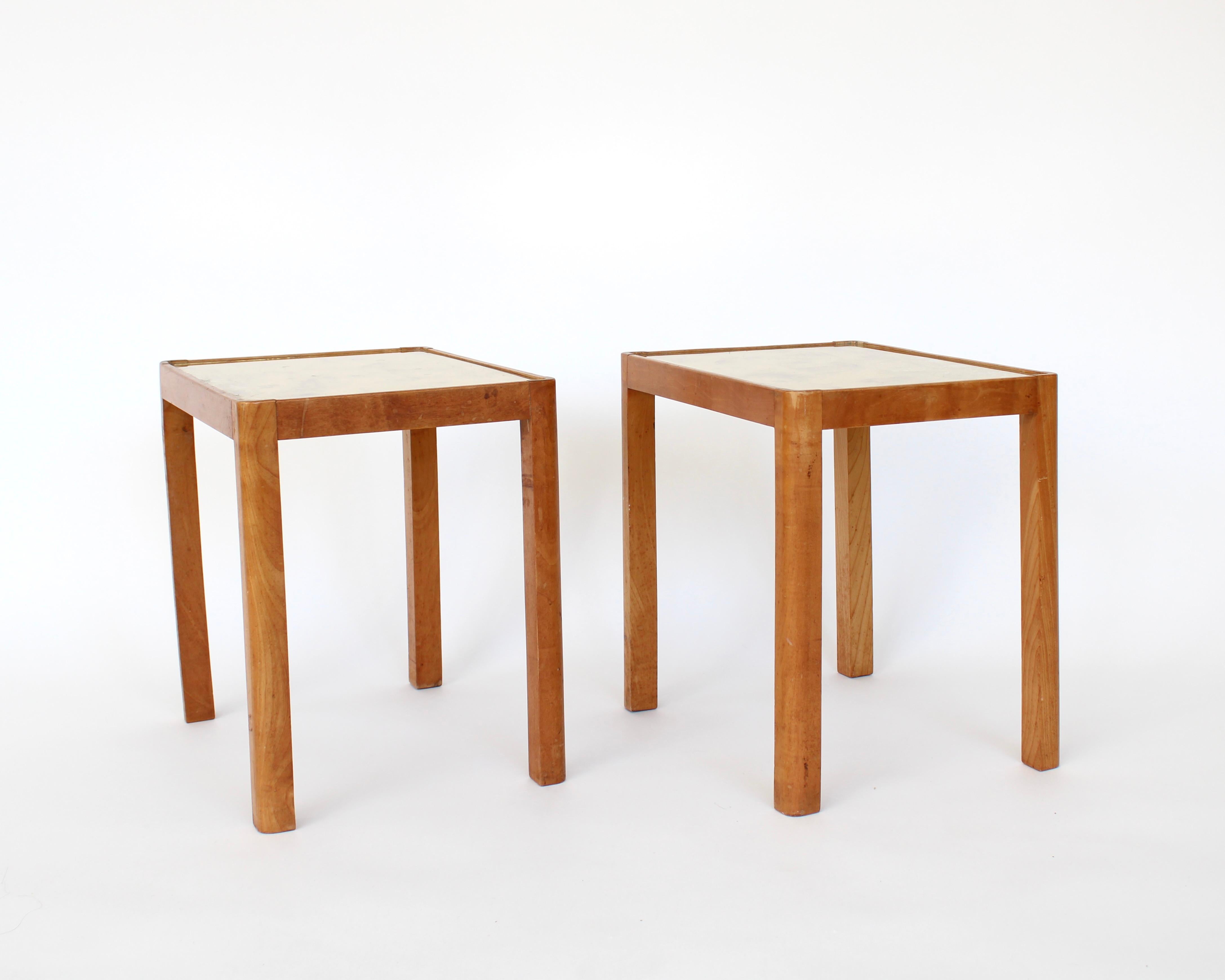 Paire de tables d'appoint ou de chevet avec un cadre minimaliste en bois de plage français et des plateaux en verre à feuilles d'or inversées. Coins arrondis élégants. Quelques pertes de feuilles d'or sur les bords mais en accord avec leur âge. Le