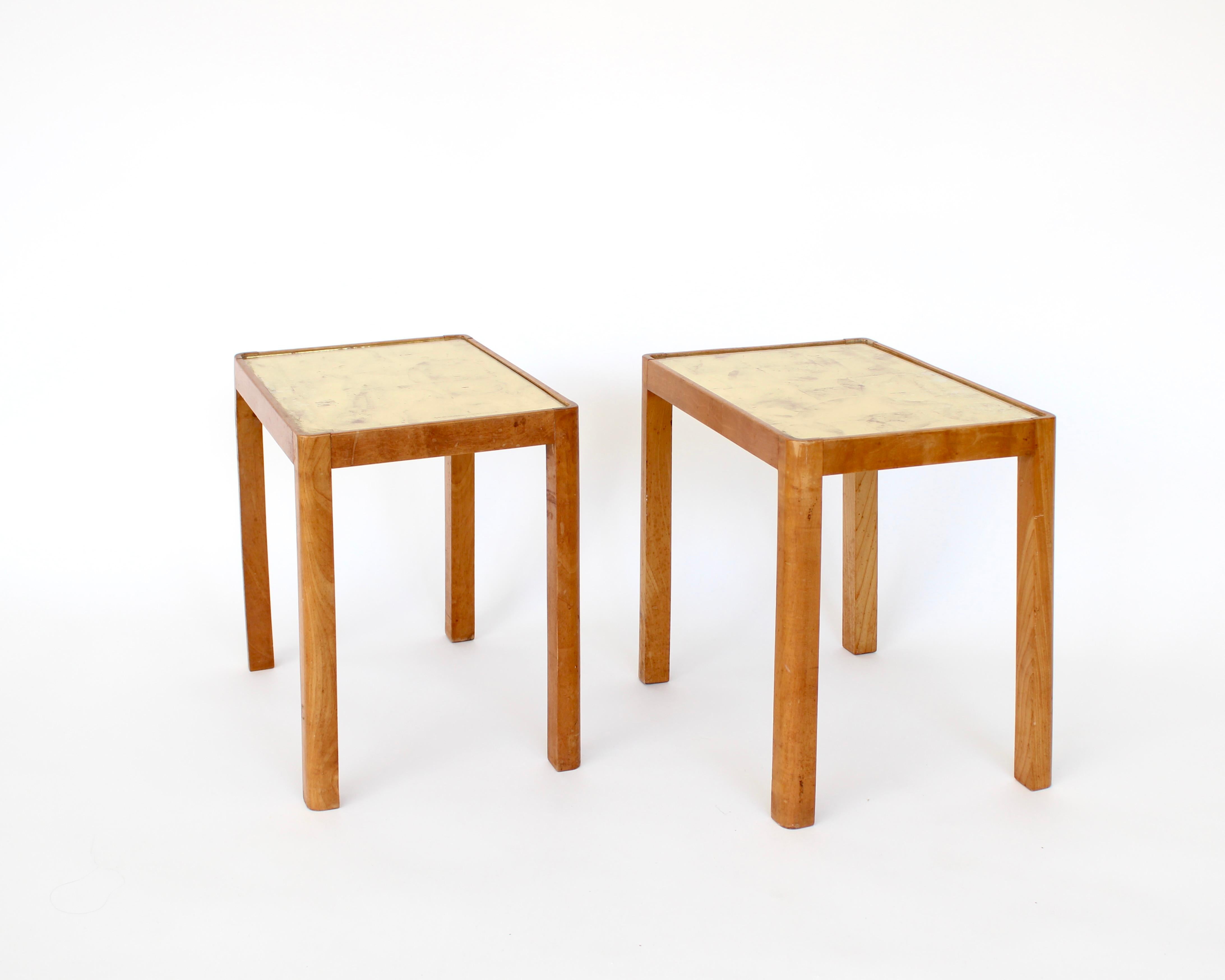 Art déco Tables d'appoint françaises en bois de hêtre et verre à feuilles d'or inversées Frank Dunand, France, vers 1940 en vente