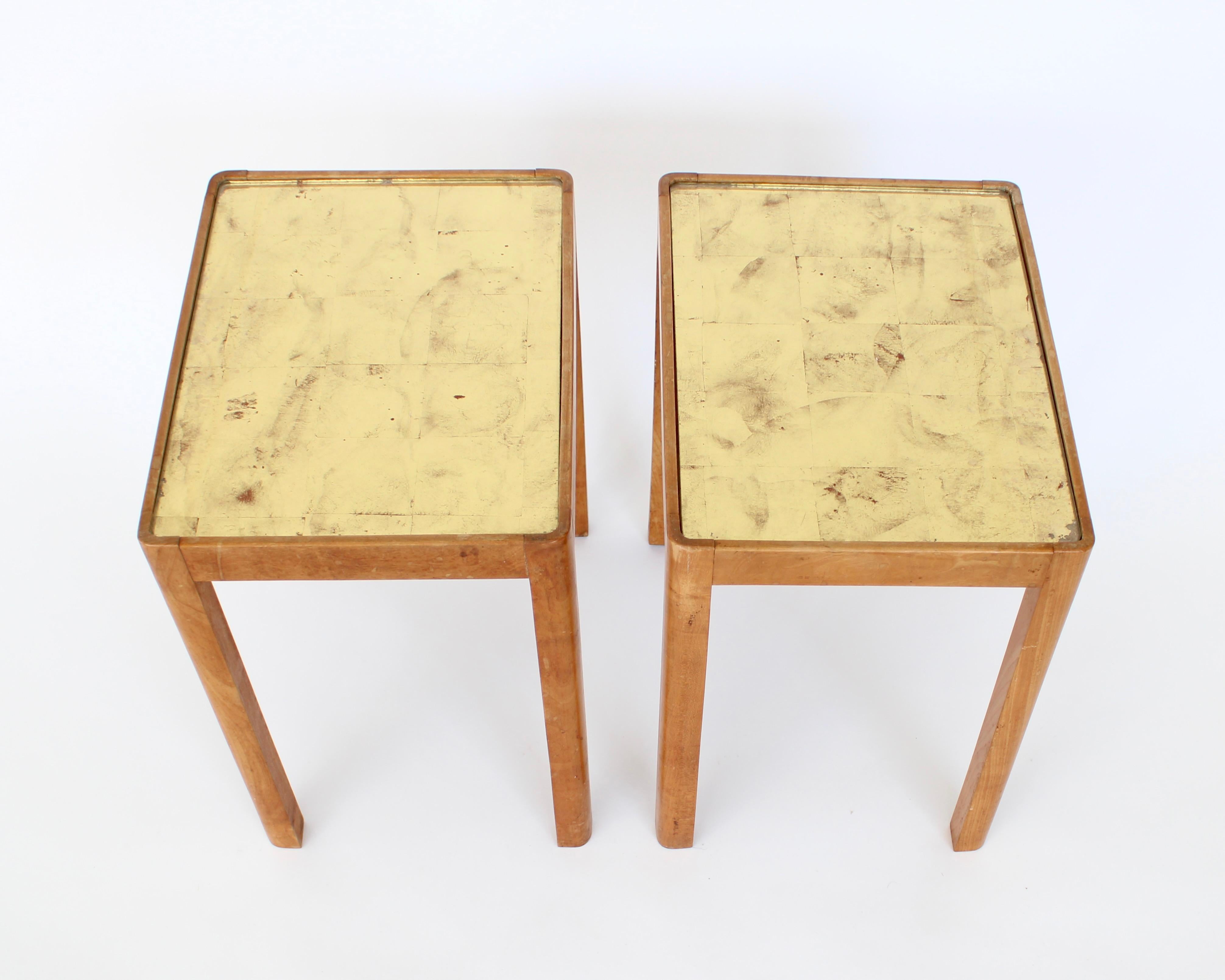 Français Tables d'appoint françaises en bois de hêtre et verre à feuilles d'or inversées Frank Dunand, France, vers 1940 en vente