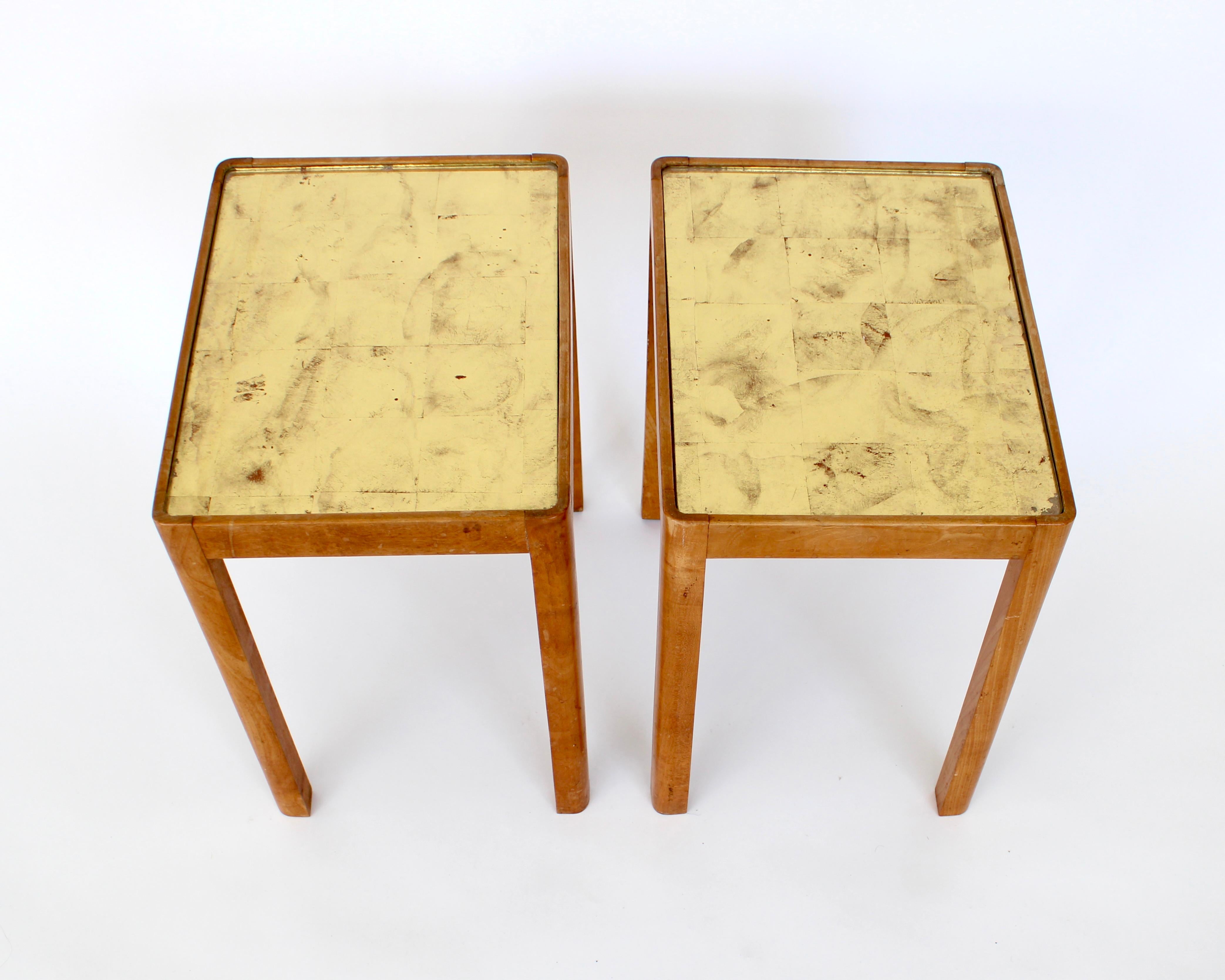 Tables d'appoint françaises en bois de hêtre et verre à feuilles d'or inversées Frank Dunand, France, vers 1940 Bon état - En vente à Chicago, IL