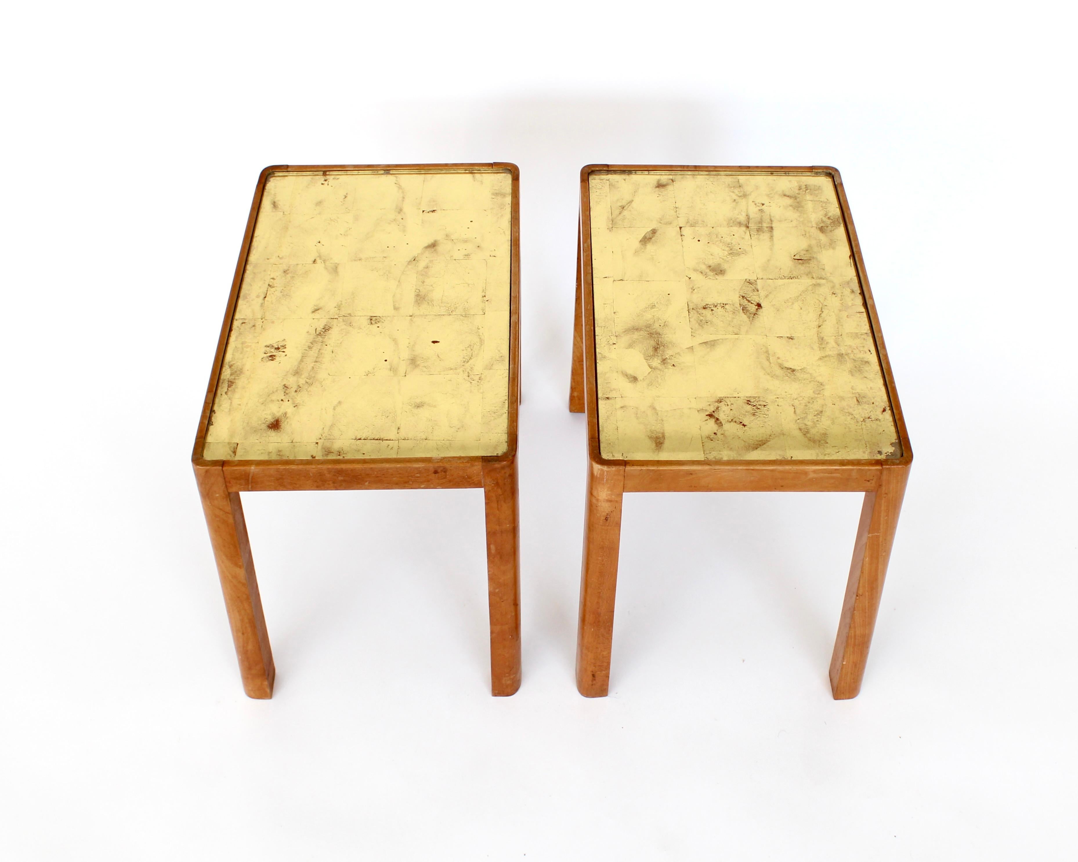 Milieu du XXe siècle Tables d'appoint françaises en bois de hêtre et verre à feuilles d'or inversées Frank Dunand, France, vers 1940 en vente