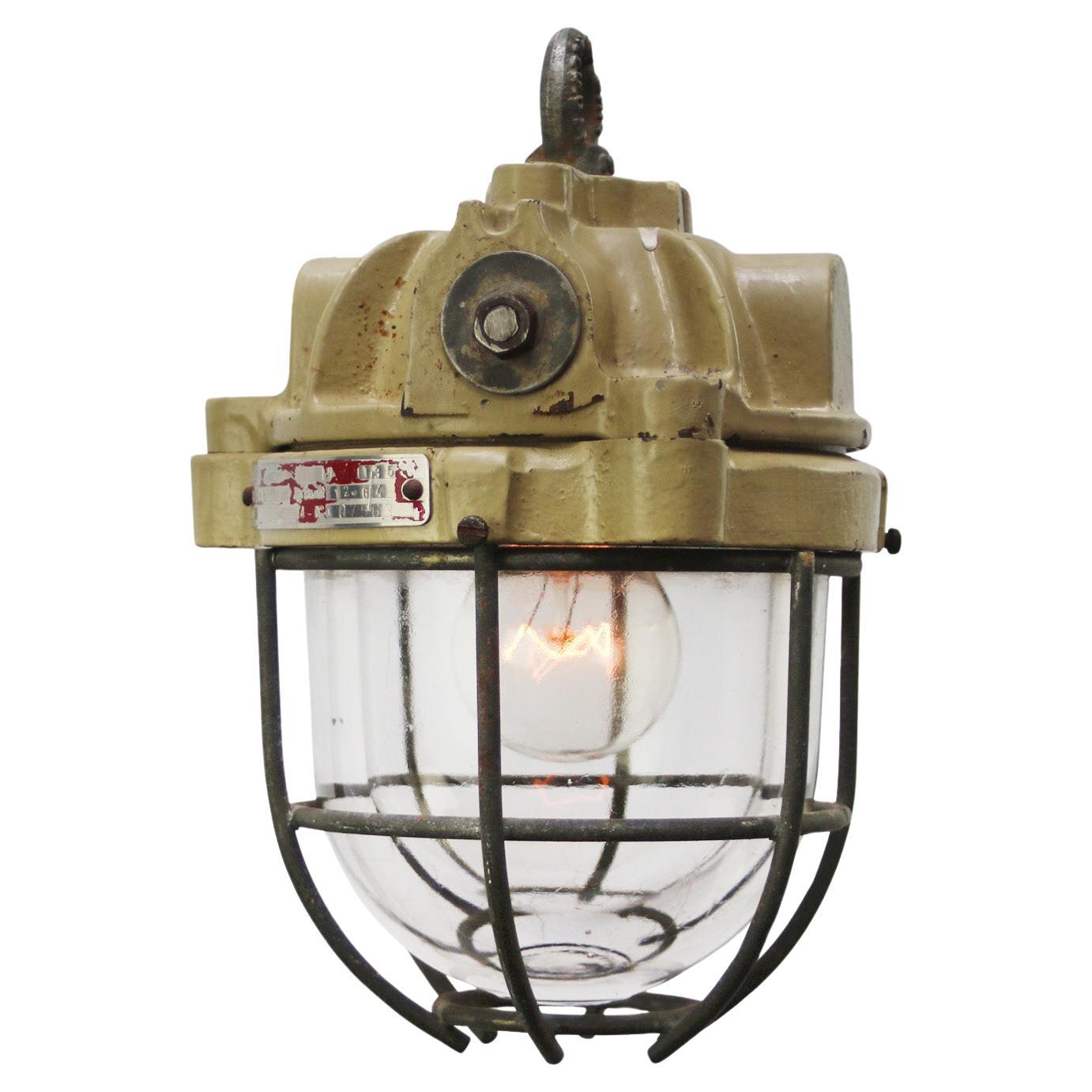 Lampe pendante industrielle vintage en fonte beige et brune par Mapelec Amiens