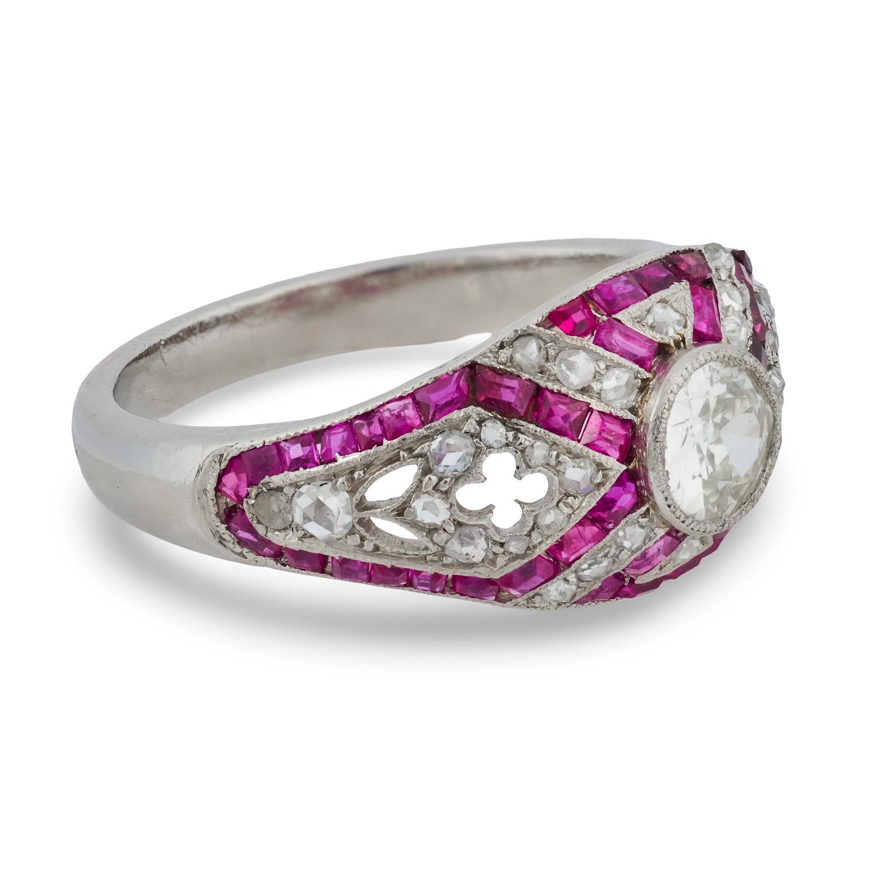 Taille vieille Europe Bague dôme en platine avec diamant de taille européenne de 0,60 carat de la Belle Époque française