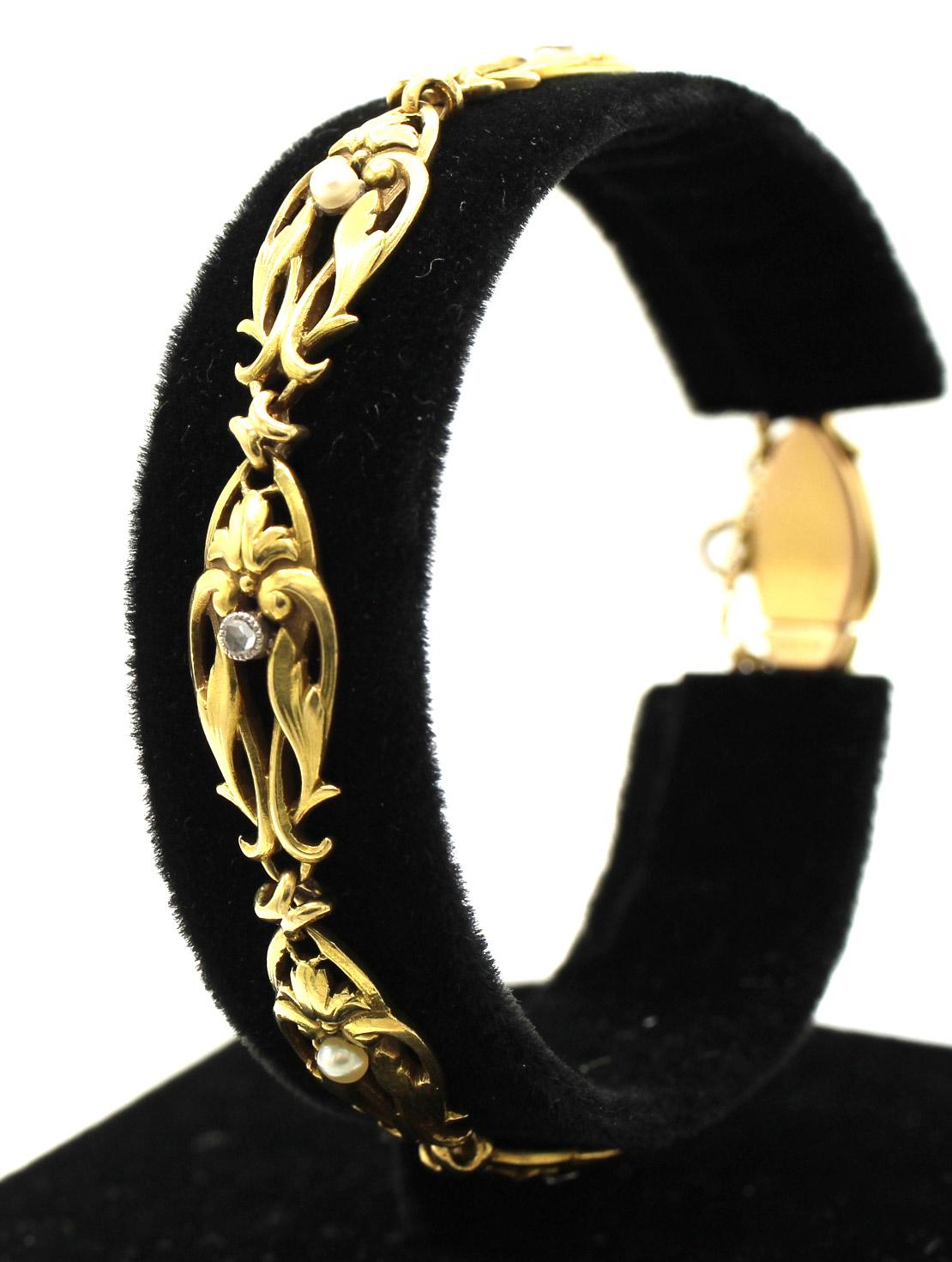 Magnifique bracelet Belle Époque, réalisé à la main vers 1890. Maillons souples à motif floral, sertis de petites perles de rocaille et de diamants taillés en rose. Marques d'essai françaises. Longueur 6,75 pouces