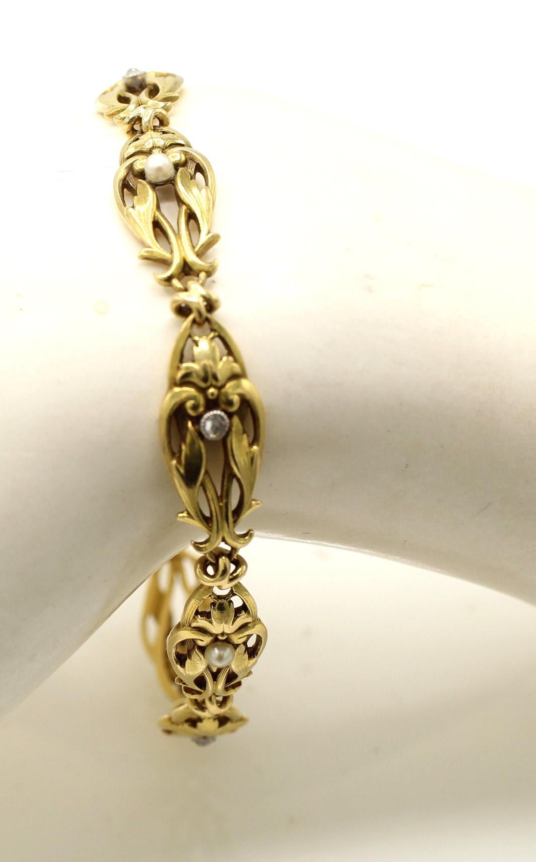 Bracelet en or jaune 18 diamants et perles de la Belle Époque française Bon état - En vente à New York, NY