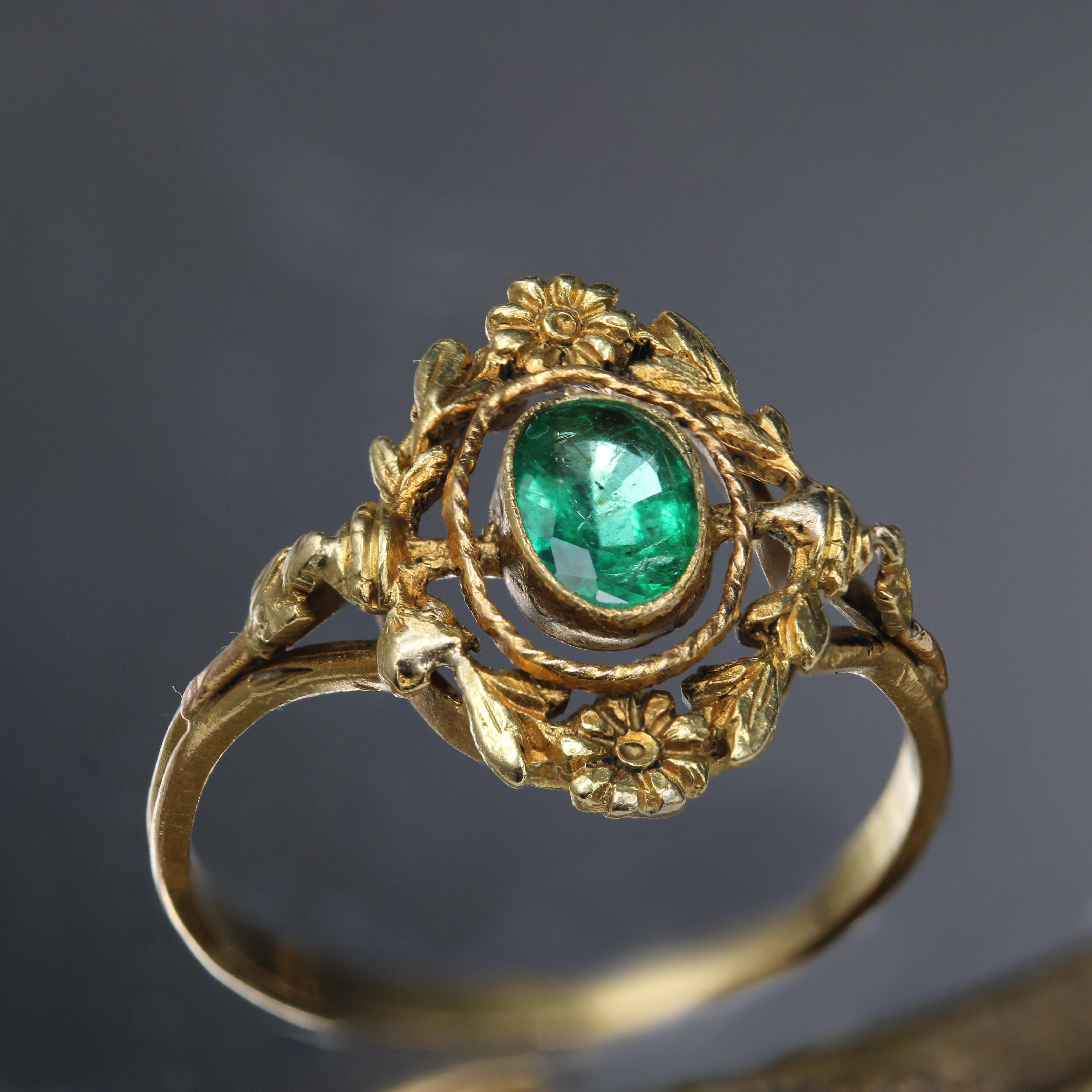French Belle Epoque 19. Jahrhundert Smaragd 18 Karat Gelbgold Oval Ring 5