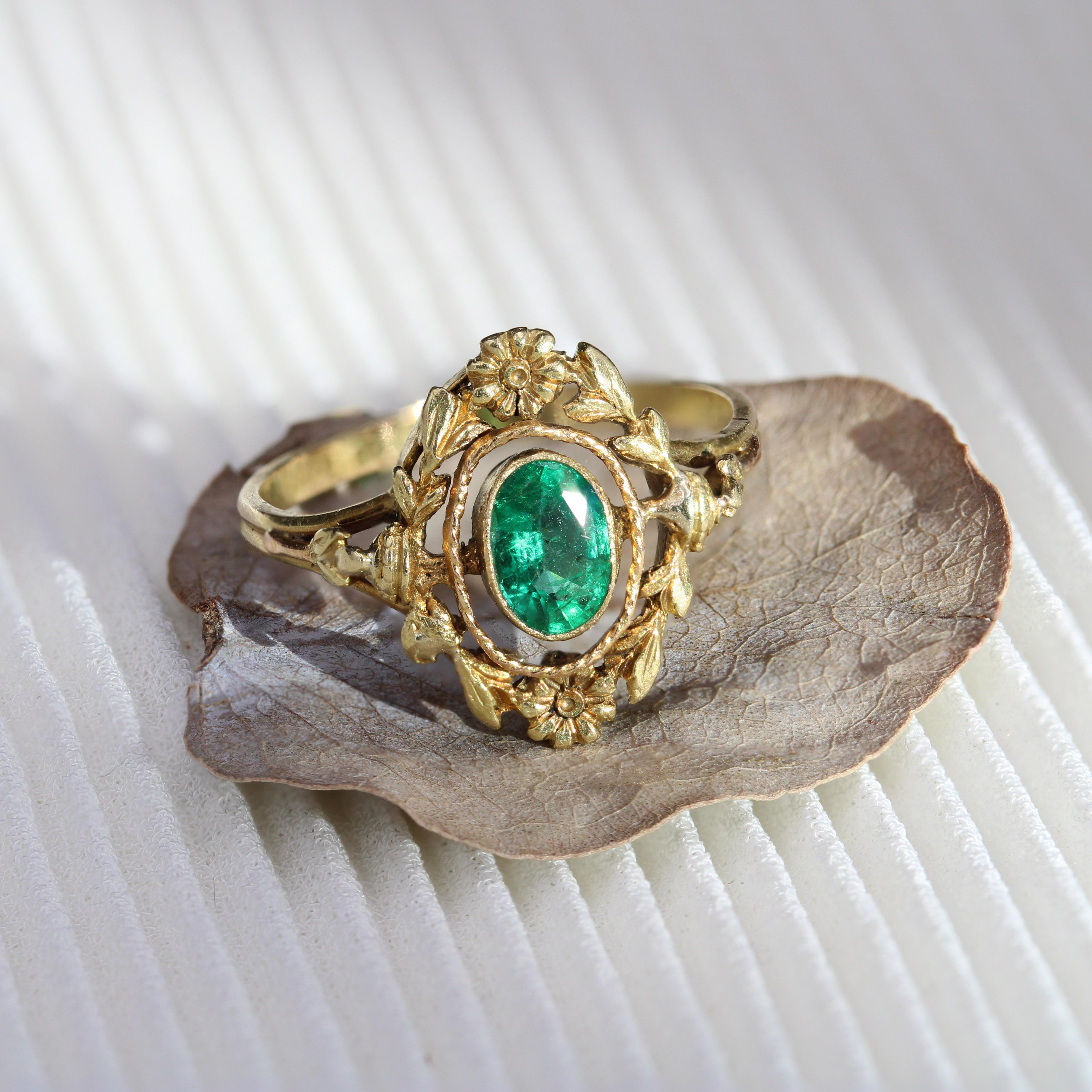 French Belle Epoque 19. Jahrhundert Smaragd 18 Karat Gelbgold Oval Ring 10