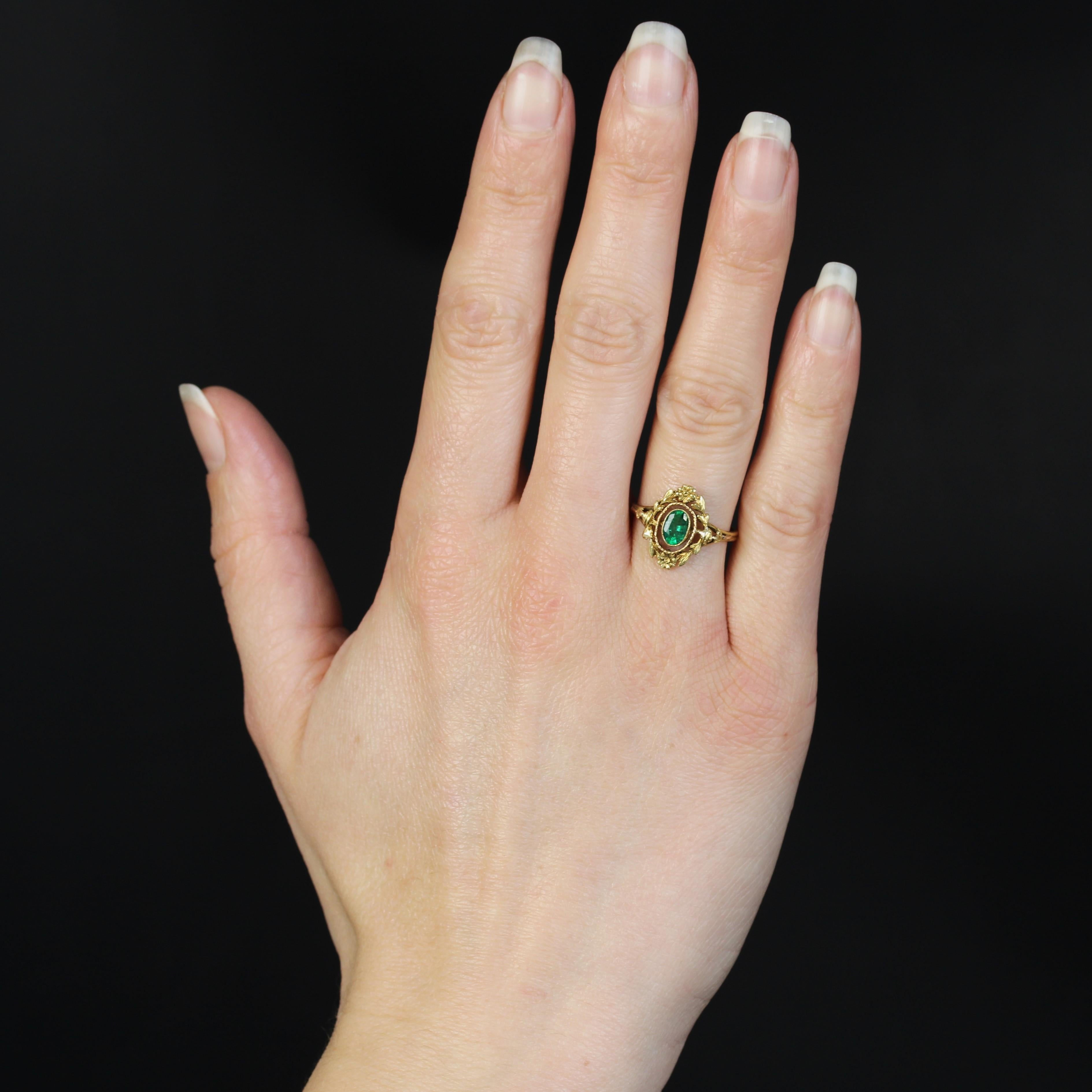 Ring aus 18 Karat Gelbgold, Adlerkopfpunze.
Antiker Belle-Epoque-Ring, besetzt mit 2 Golddrähten, die sich oben trennen und einen gravierten, durchbrochenen Kranz aus Blättern und Blumen halten, in dessen Mitte ein geschlossener, ovaler Smaragd