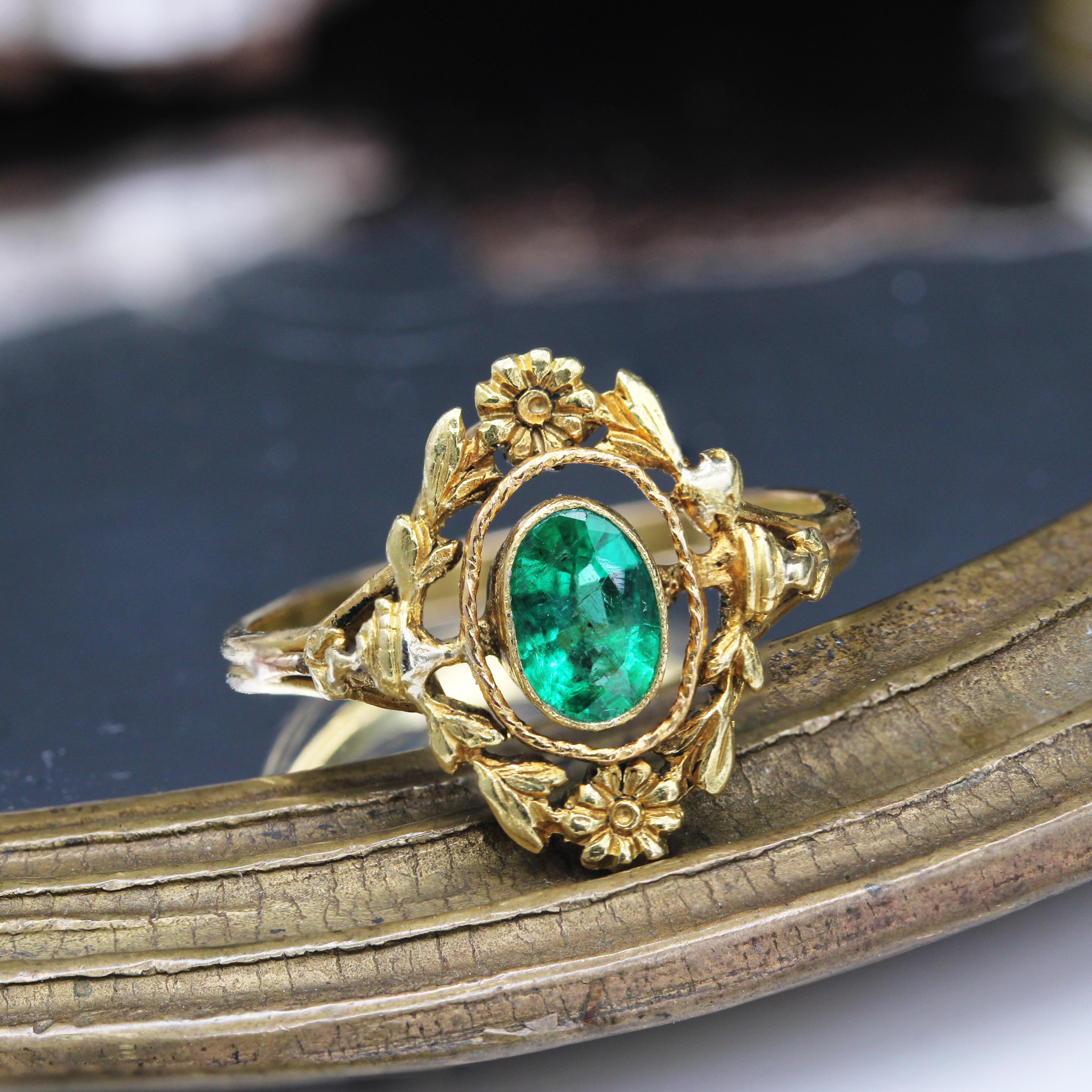 French Belle Epoque 19. Jahrhundert Smaragd 18 Karat Gelbgold Oval Ring (Belle Époque)