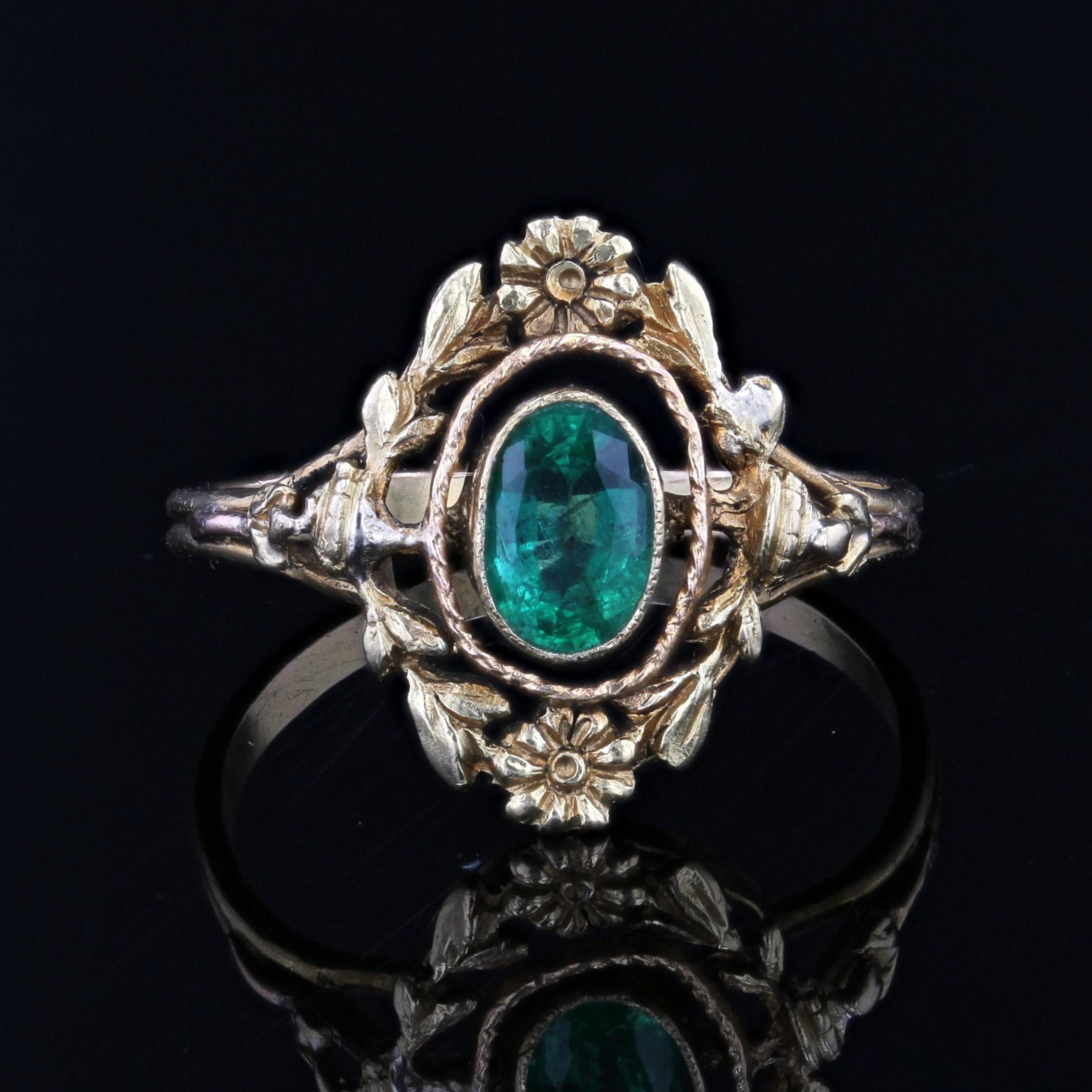 French Belle Epoque 19. Jahrhundert Smaragd 18 Karat Gelbgold Oval Ring im Zustand „Gut“ in Poitiers, FR