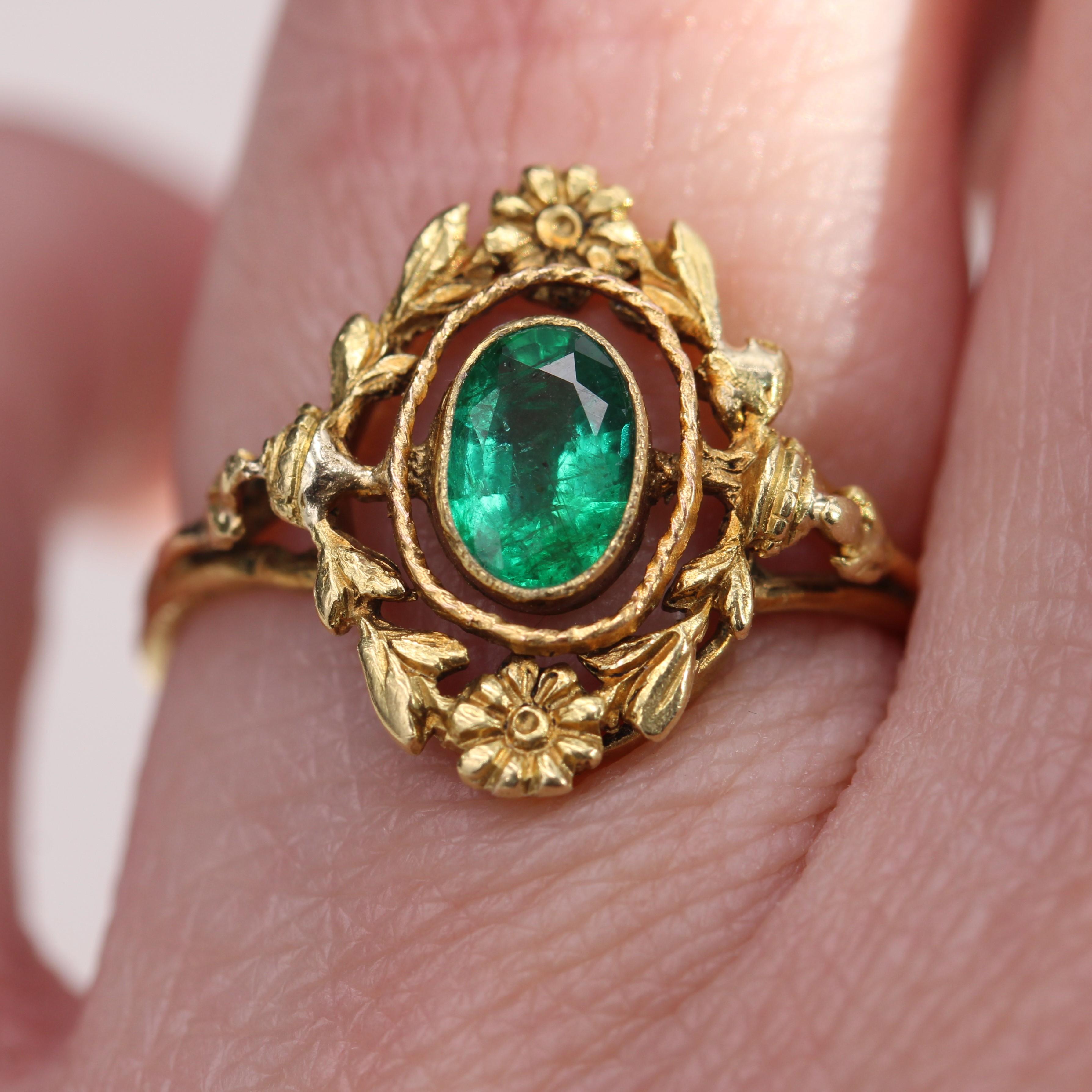 French Belle Epoque 19. Jahrhundert Smaragd 18 Karat Gelbgold Oval Ring 1