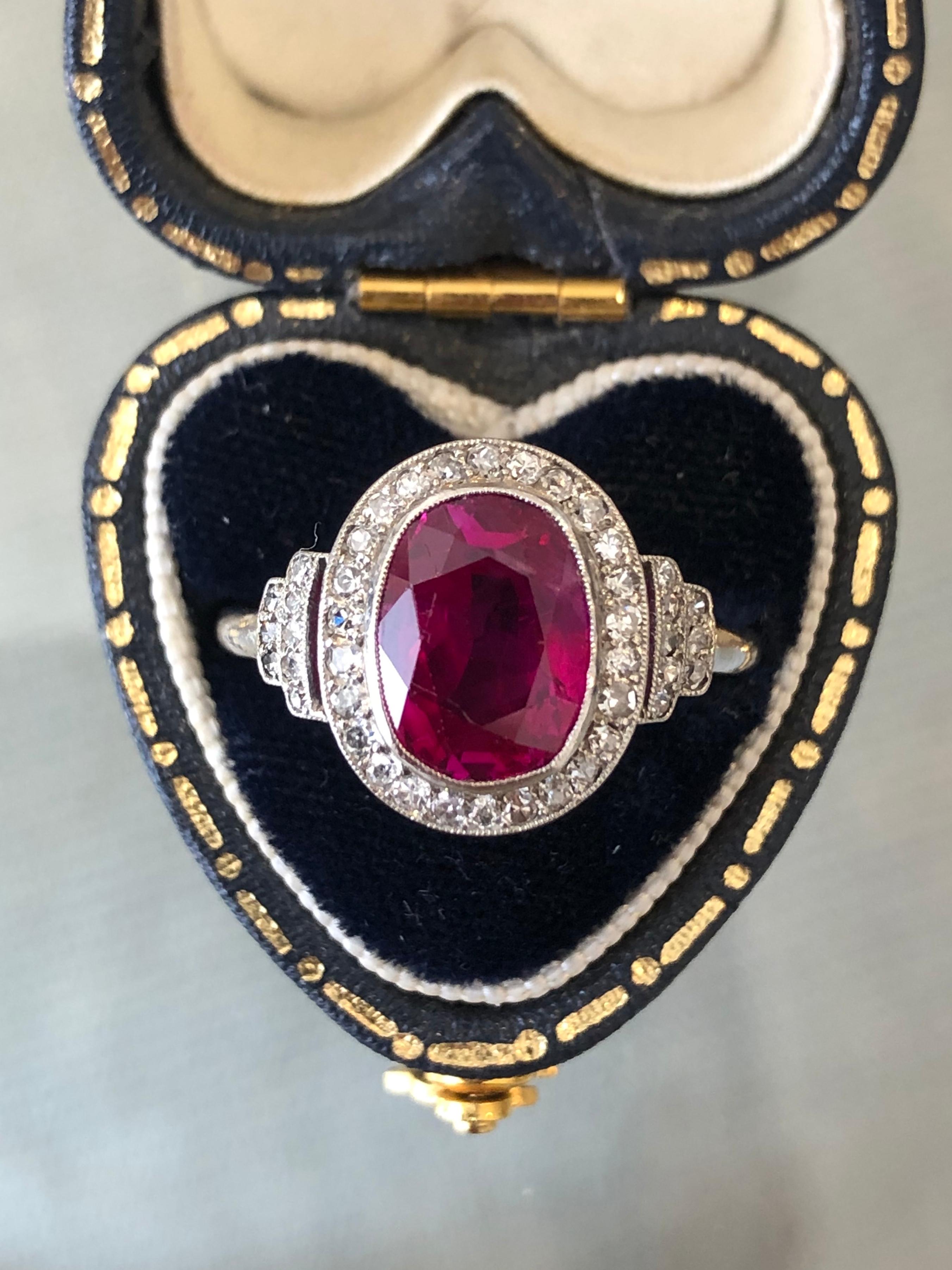 French Belle Époque 3 Carat Burma Ruby and Diamond Cluster Ring Set in Platinum In Good Condition For Sale In Mayfair, GB